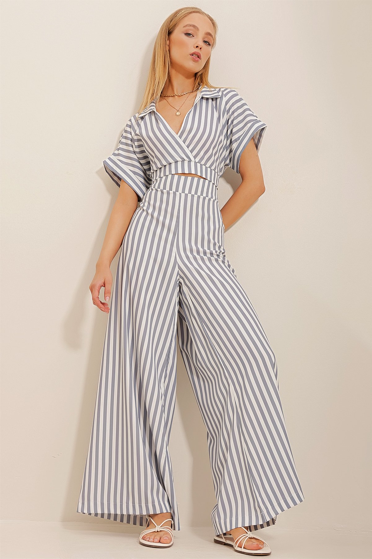 Kruvaze Yaka Çizgili Crop Bluz Ve Pantolon Takım - Gri