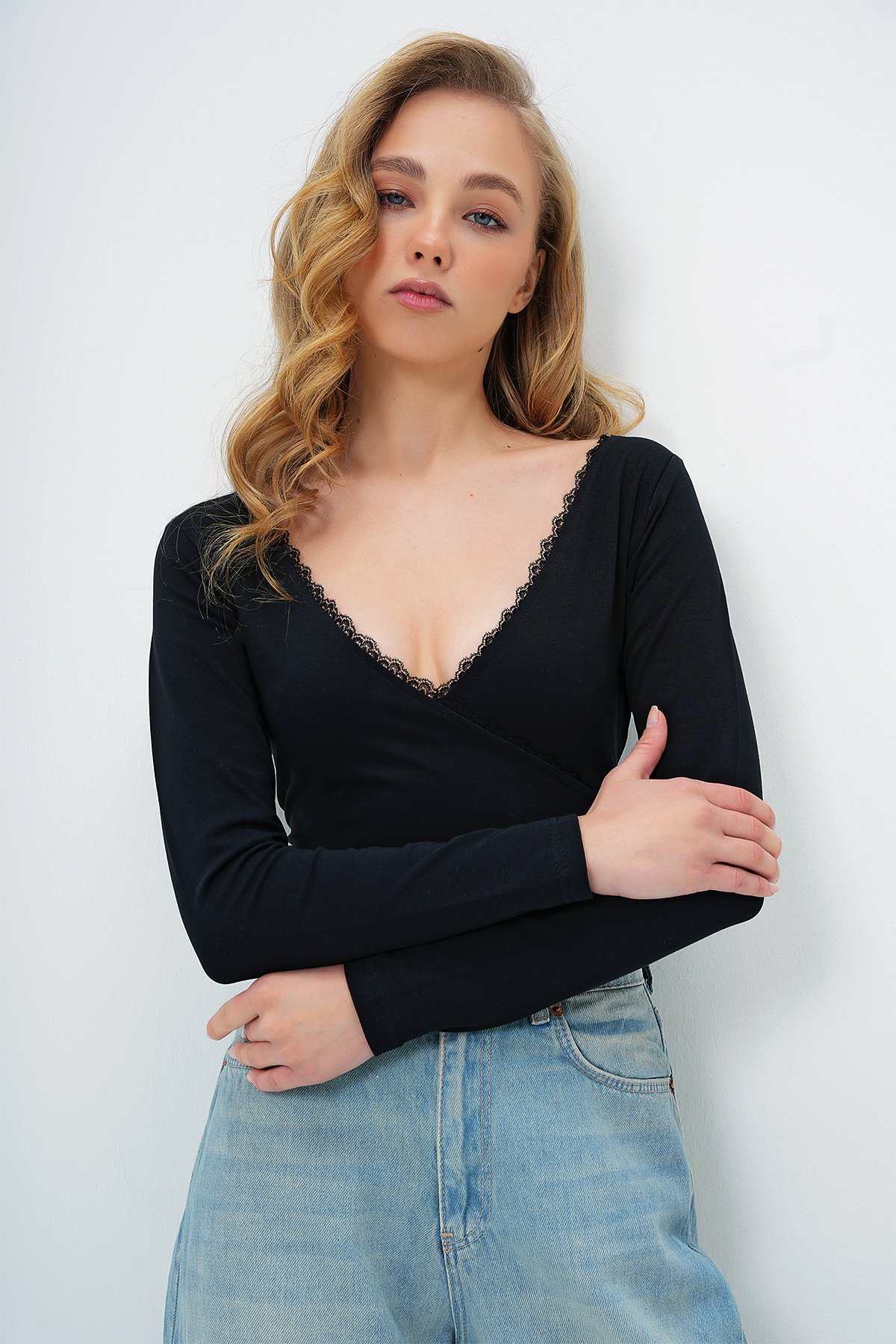 KRUVAZE YAKA DANTEL DETAYLI CROP BLUZ - SİYAH