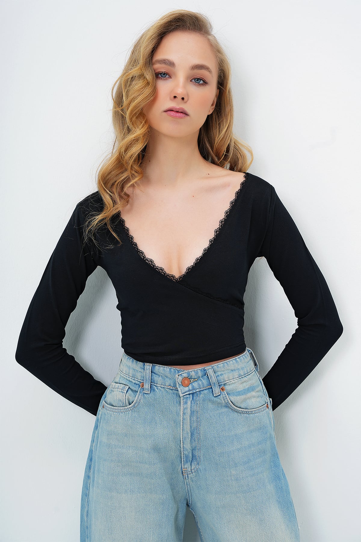 KRUVAZE YAKA DANTEL DETAYLI CROP BLUZ - SİYAH