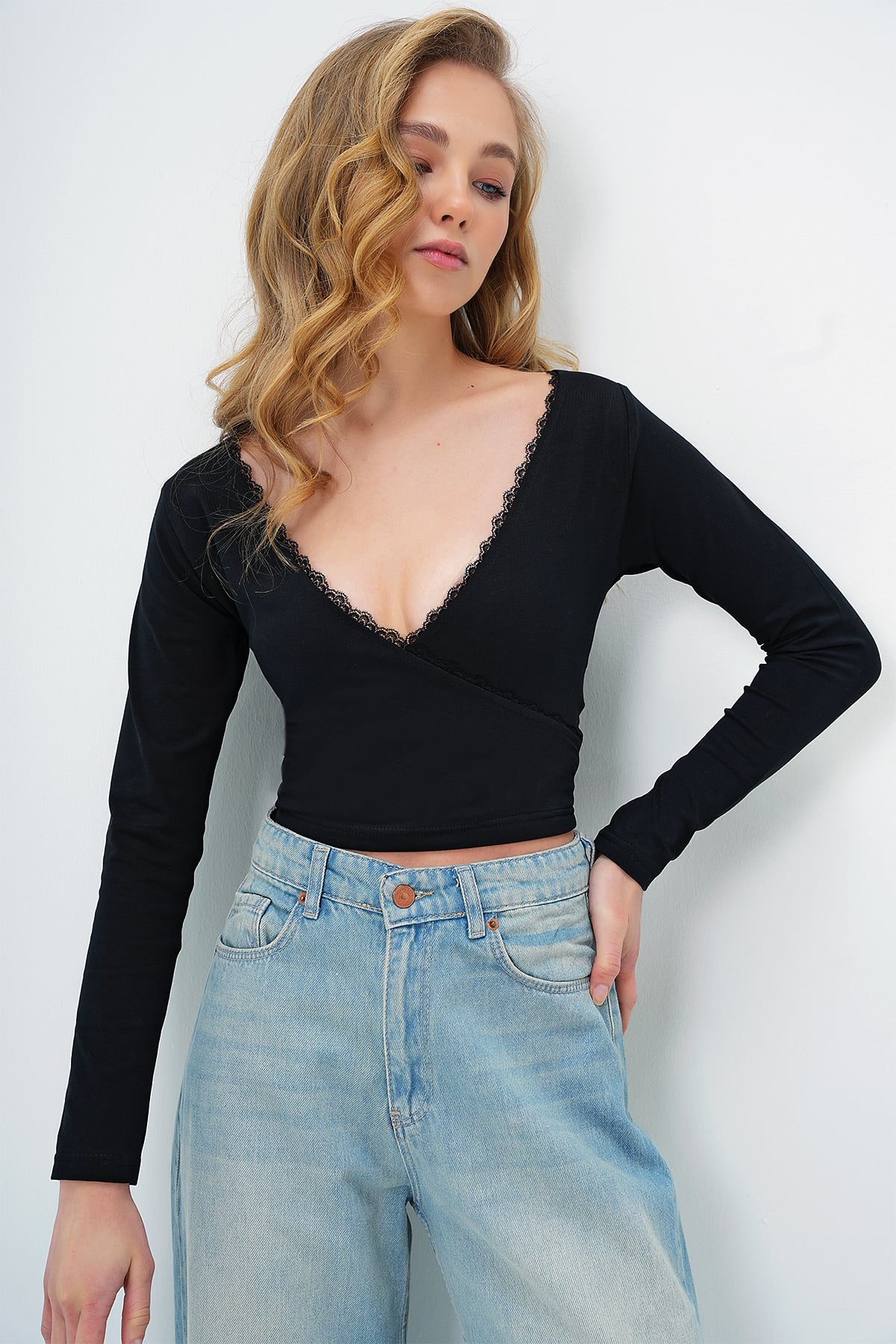 KRUVAZE YAKA DANTEL DETAYLI CROP BLUZ - SİYAH