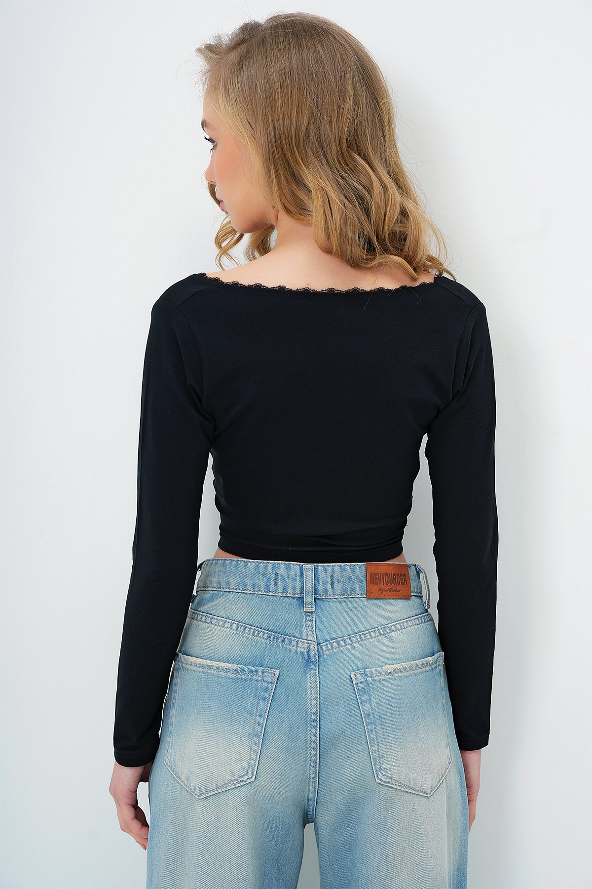 KRUVAZE YAKA DANTEL DETAYLI CROP BLUZ - SİYAH