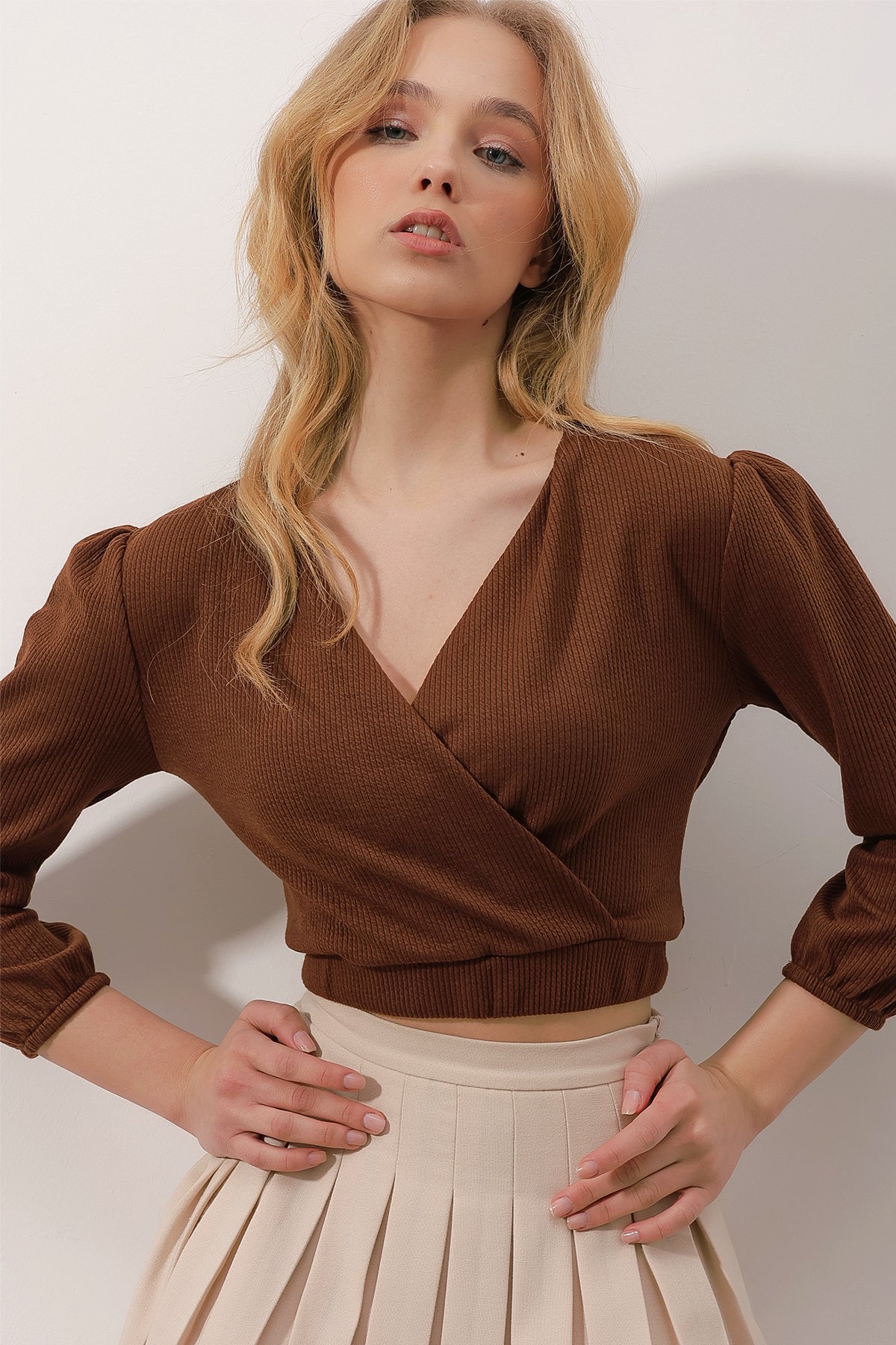 Kruvaze Yaka Fitilli Crop Örme Bluz - Kahve