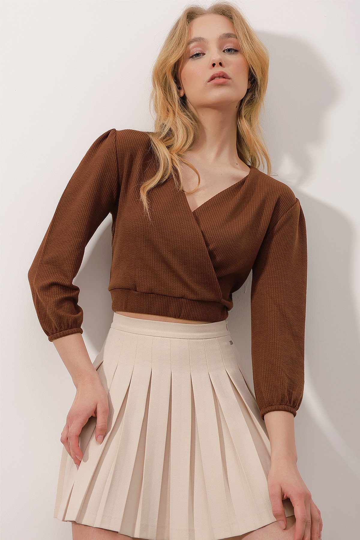 Kruvaze Yaka Fitilli Crop Örme Bluz - Kahve