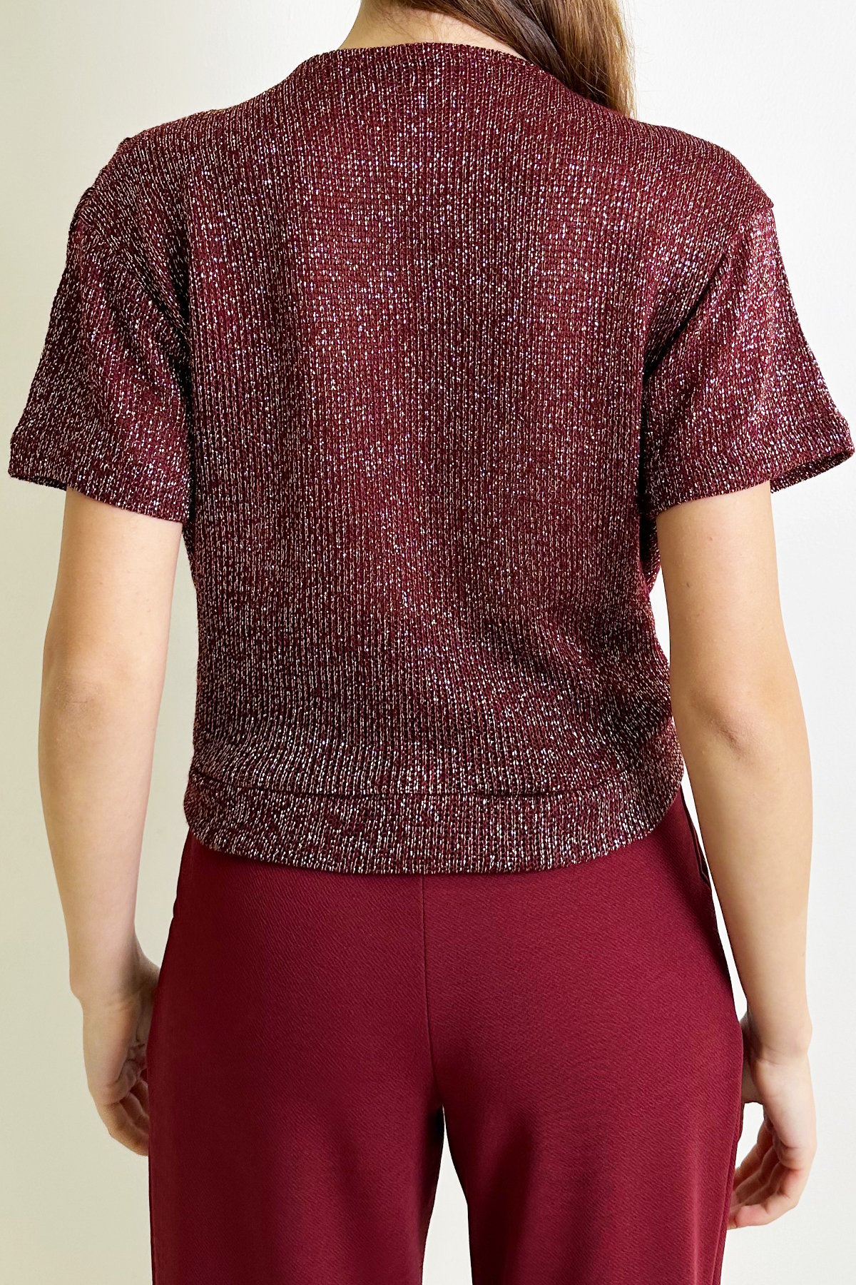 KRUVAZE YAKA KISA KOL SİMLİ ÖRME CROP BLUZ - SİMLİ BORDO