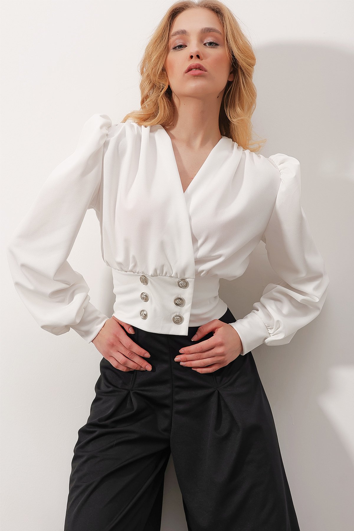 Kruvaze Yaka Prenses Kol Gold Düğme Detaylı Crop Bluz - Beyaz