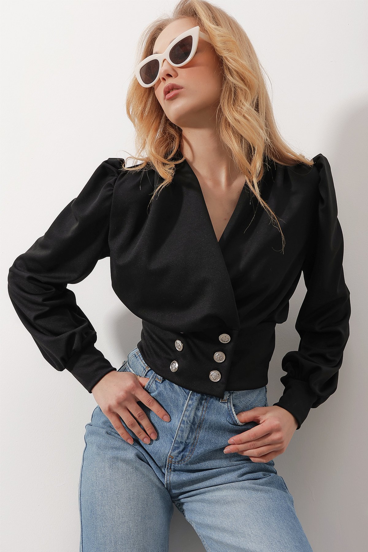 Kruvaze Yaka Prenses Kol Gold Düğme Detaylı Crop Bluz - Siyah