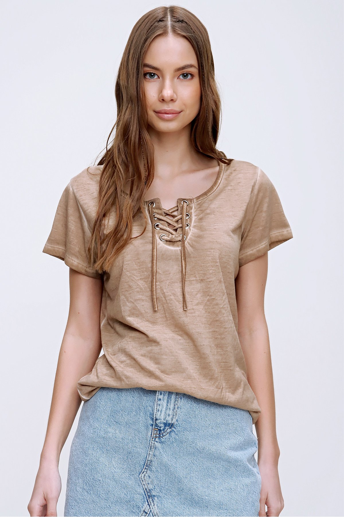 Kuş Gözlü Yakası Bağcıklı Yıkamalı T-Shirt - Camel
