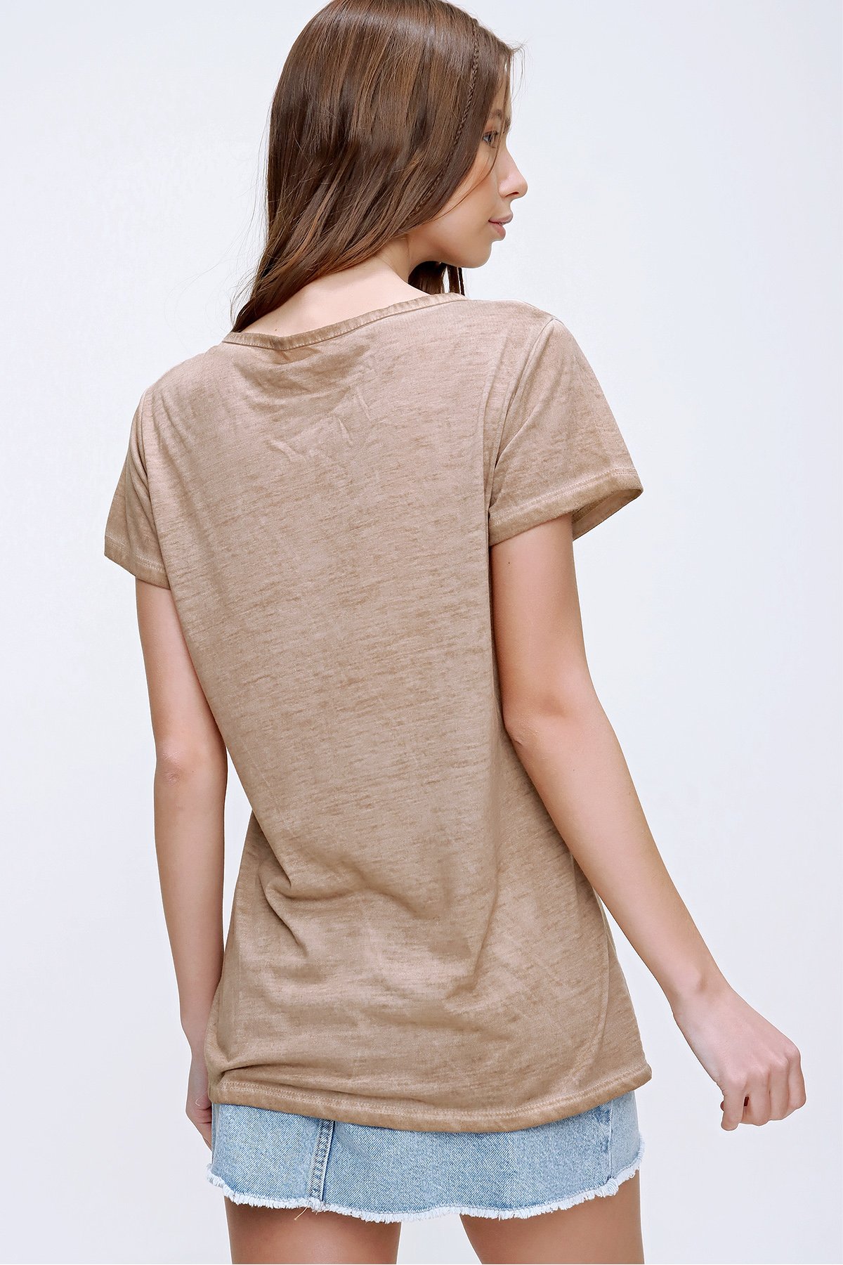 Kuş Gözlü Yakası Bağcıklı Yıkamalı T-Shirt - Camel