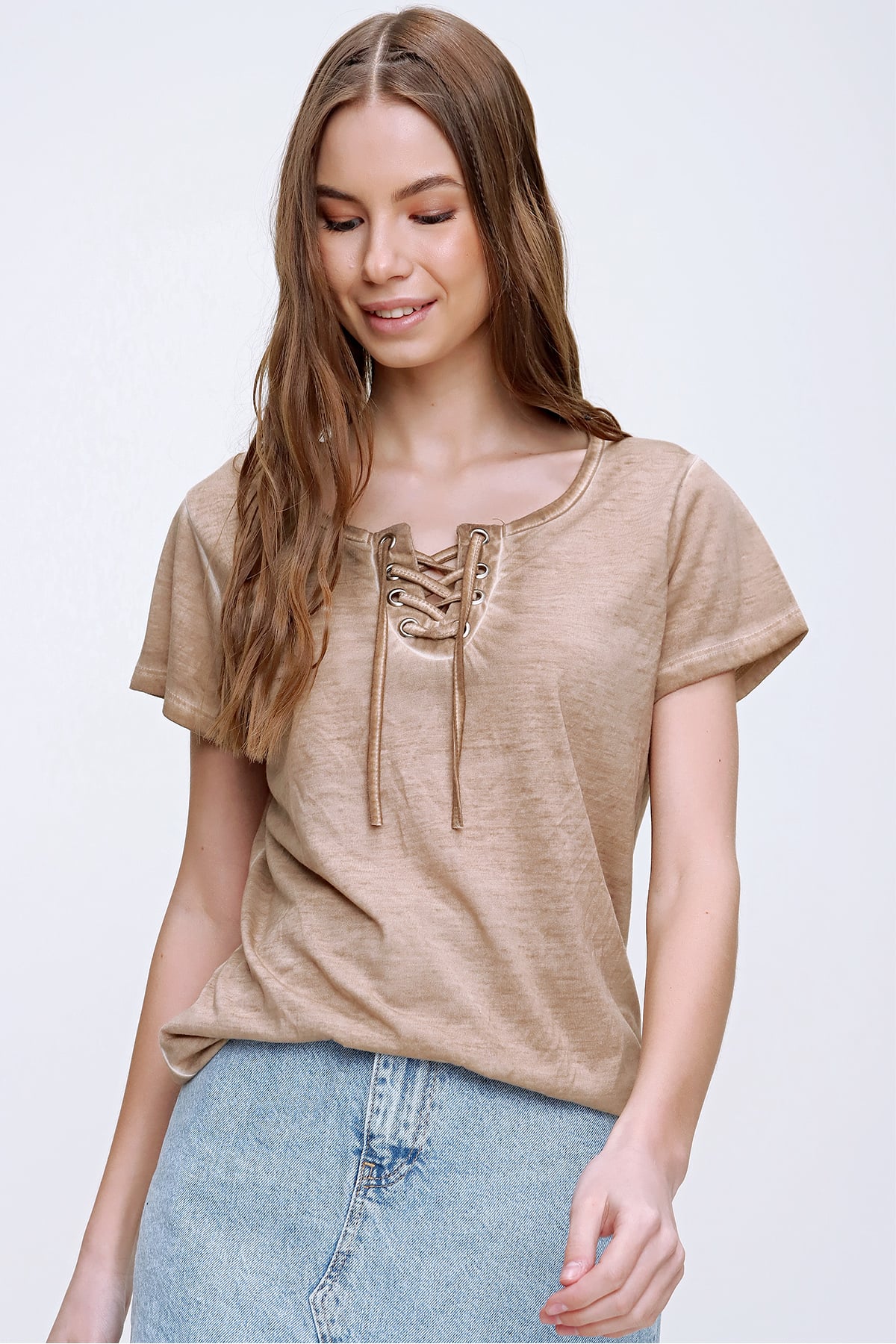 Kuş Gözlü Yakası Bağcıklı Yıkamalı T-Shirt - Camel