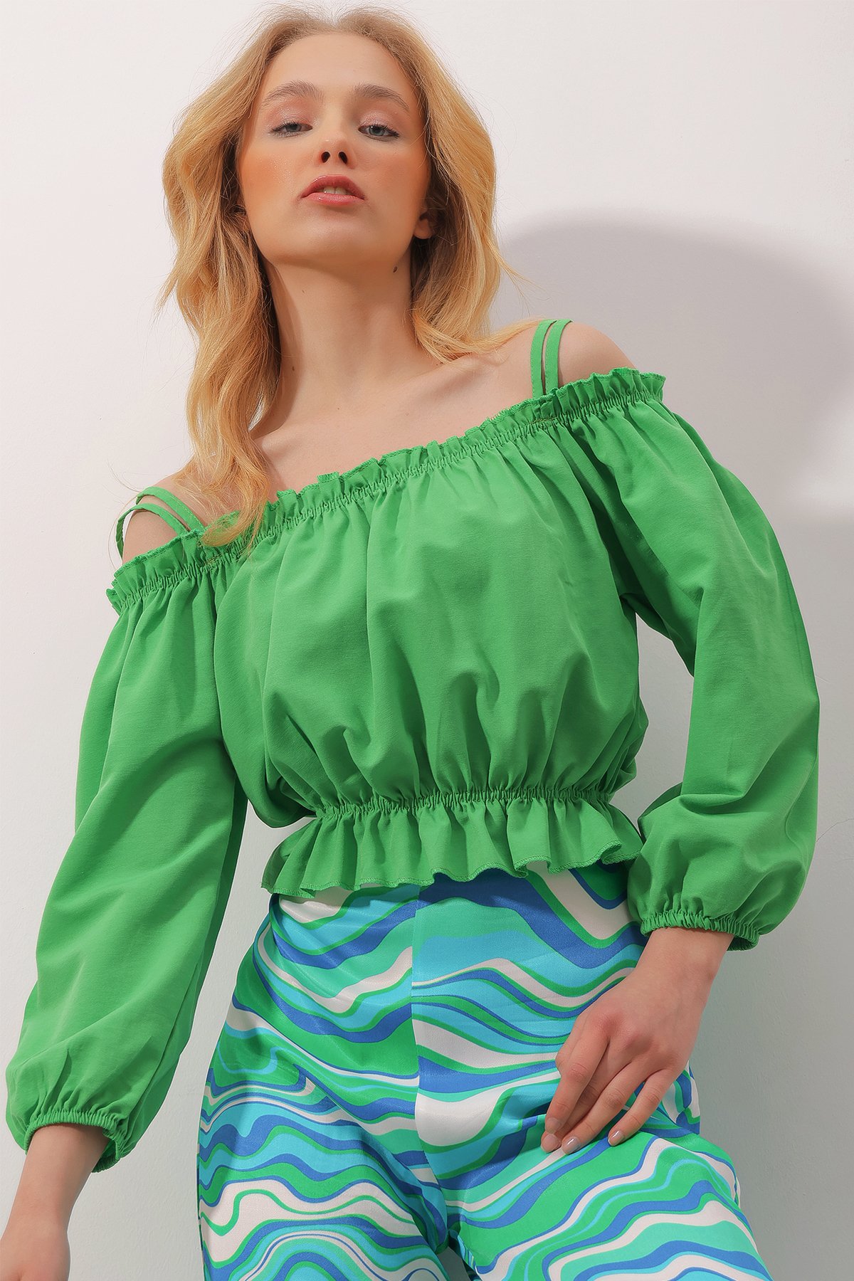 Madonna Yaka Askı Detaylı Poplin Crop Bluz - Yeşil