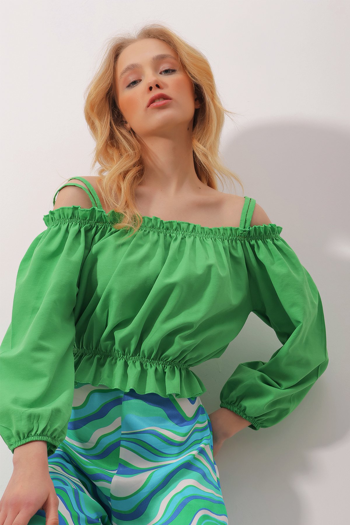 Madonna Yaka Askı Detaylı Poplin Crop Bluz - Yeşil