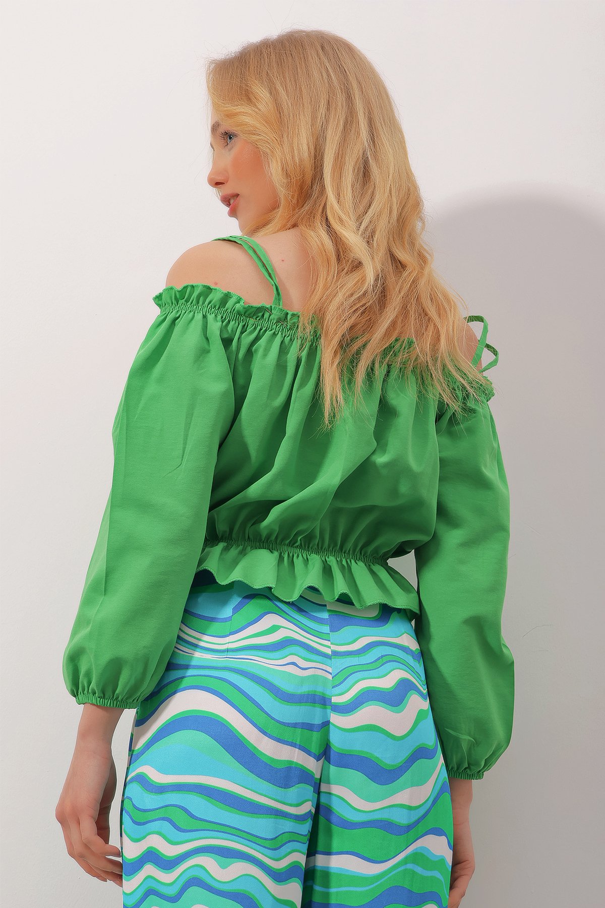 Madonna Yaka Askı Detaylı Poplin Crop Bluz - Yeşil