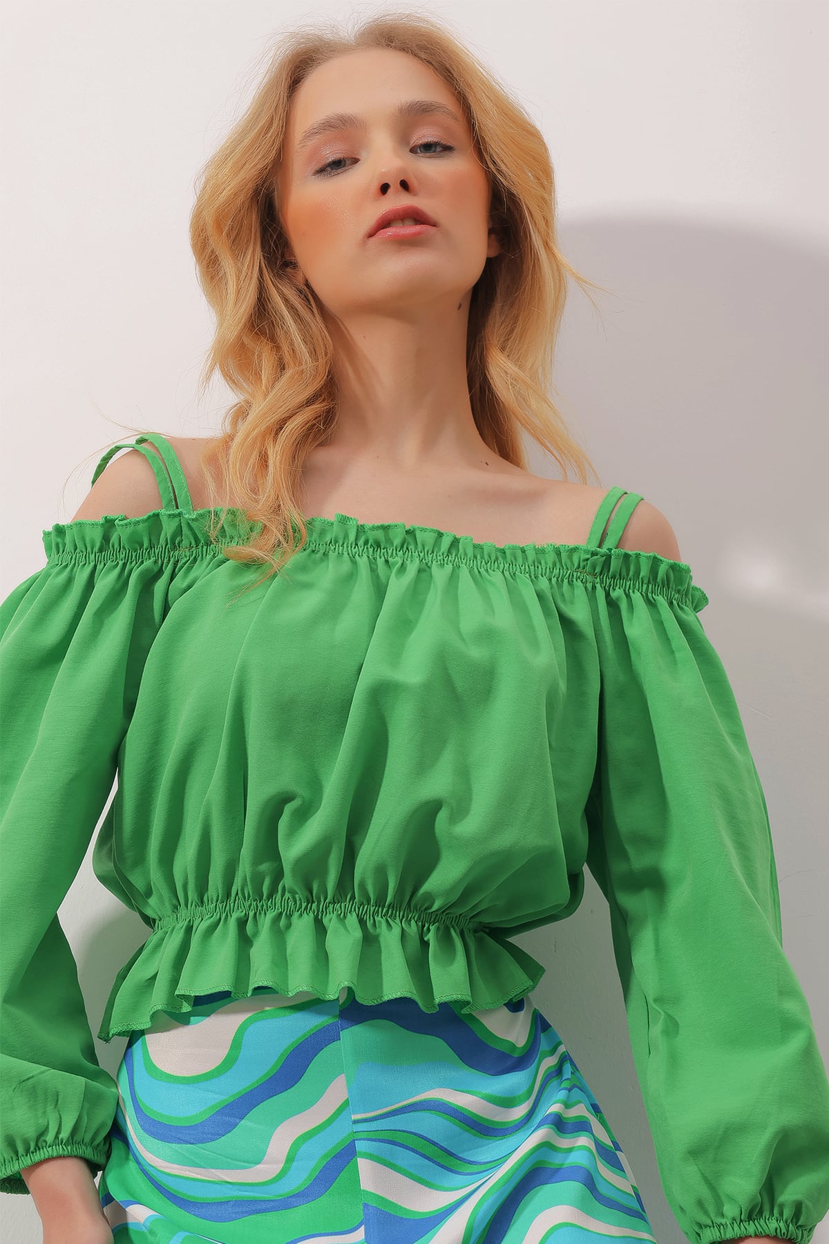 Madonna Yaka Askı Detaylı Poplin Crop Bluz - Yeşil