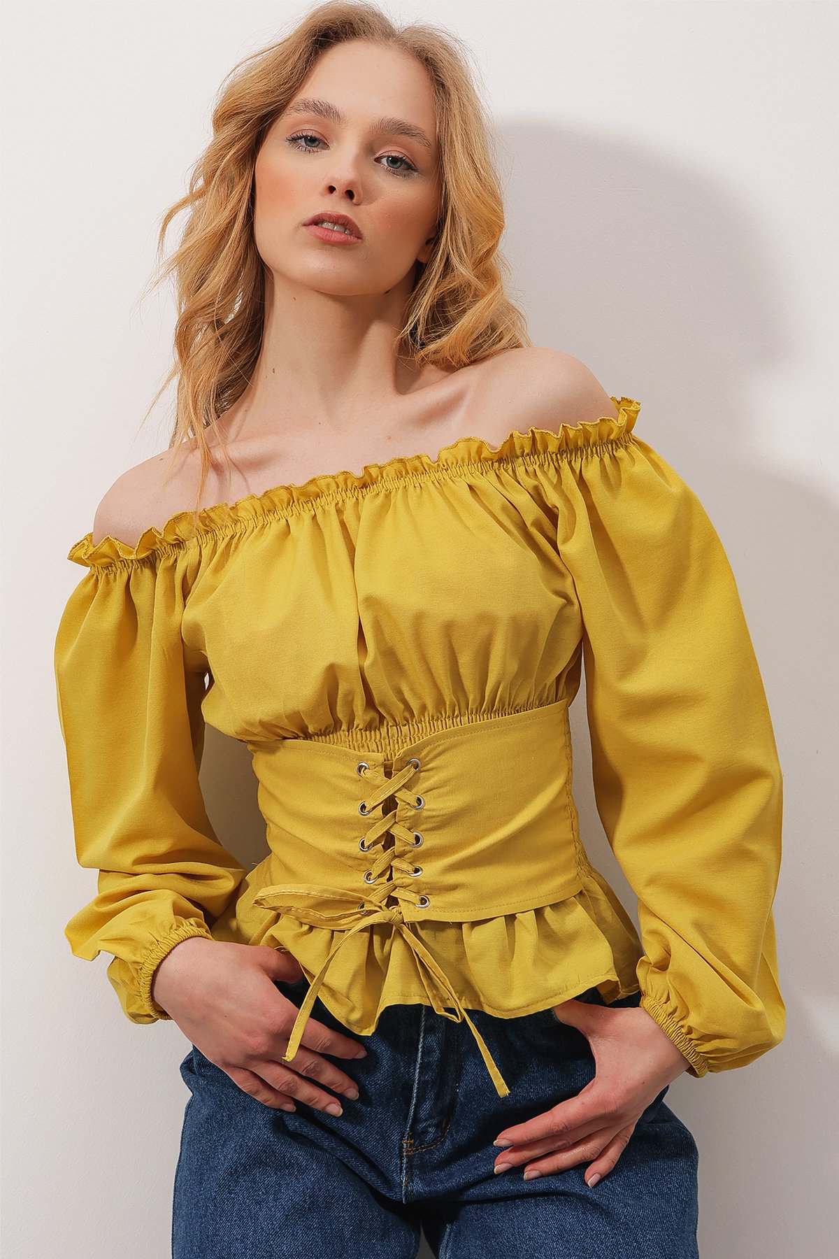 Madonna Yaka Beli Gipeli Bağcıklı Korsaj Detaylı Dokuma Bluz - Yağ Yeşili