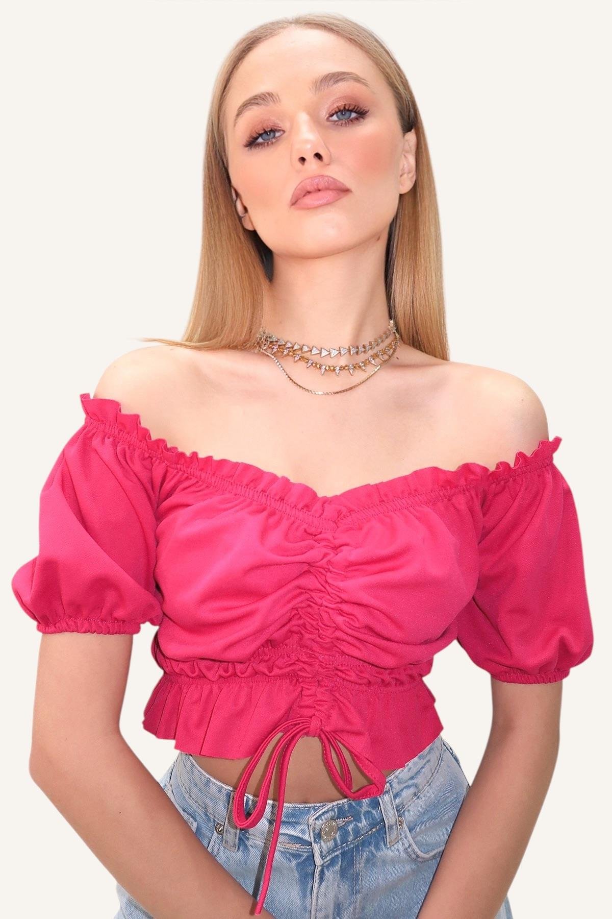 Madonna Yaka Beli Ve Kolları Lastikli Önü Büzgülü Crop Dokuma Bluz - Fuşya