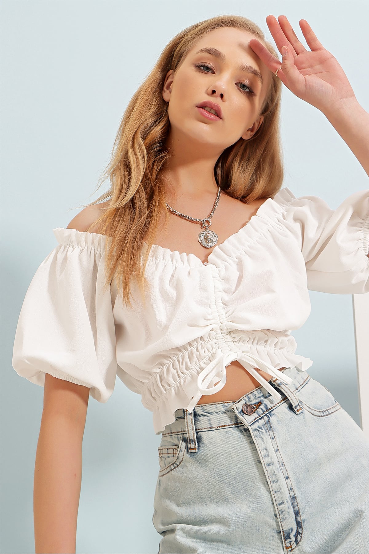 Madonna Yaka Beli Ve Kolları Lastikli Önü Büzgülü Crop Dokuma Bluz - BEYAZ
