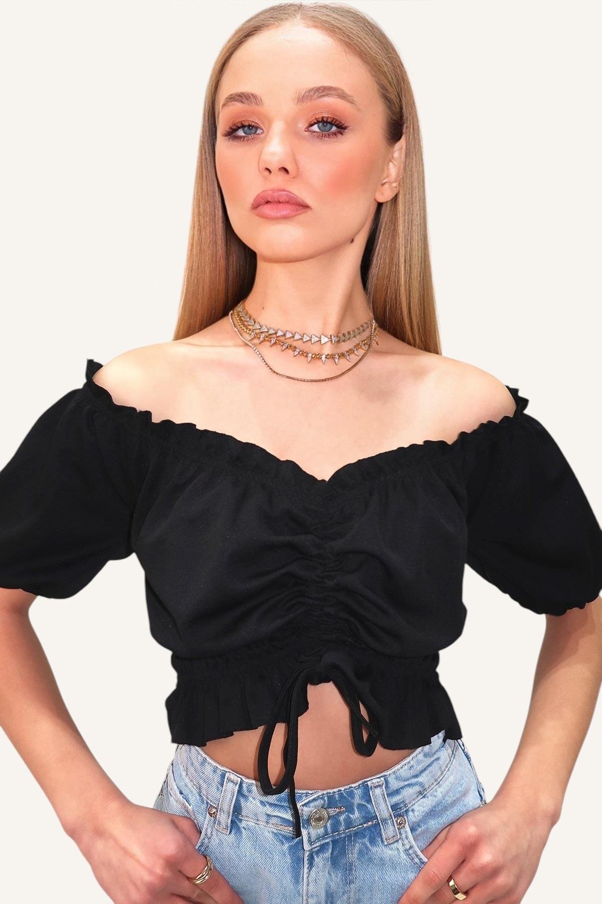 Madonna Yaka Beli Ve Kolları Lastikli Önü Büzgülü Crop Dokuma Bluz - Siyah