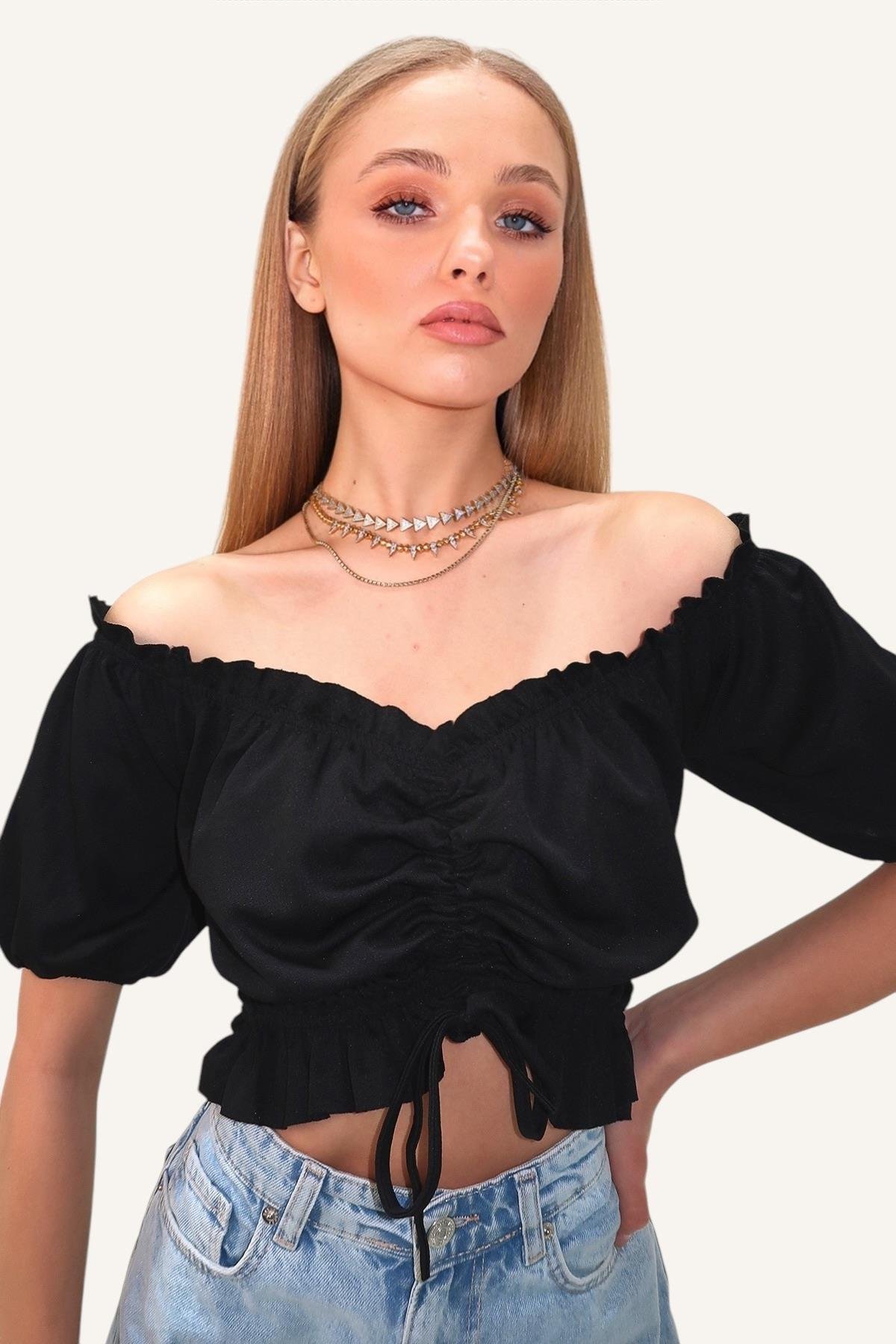 Madonna Yaka Beli Ve Kolları Lastikli Önü Büzgülü Crop Dokuma Bluz - Siyah