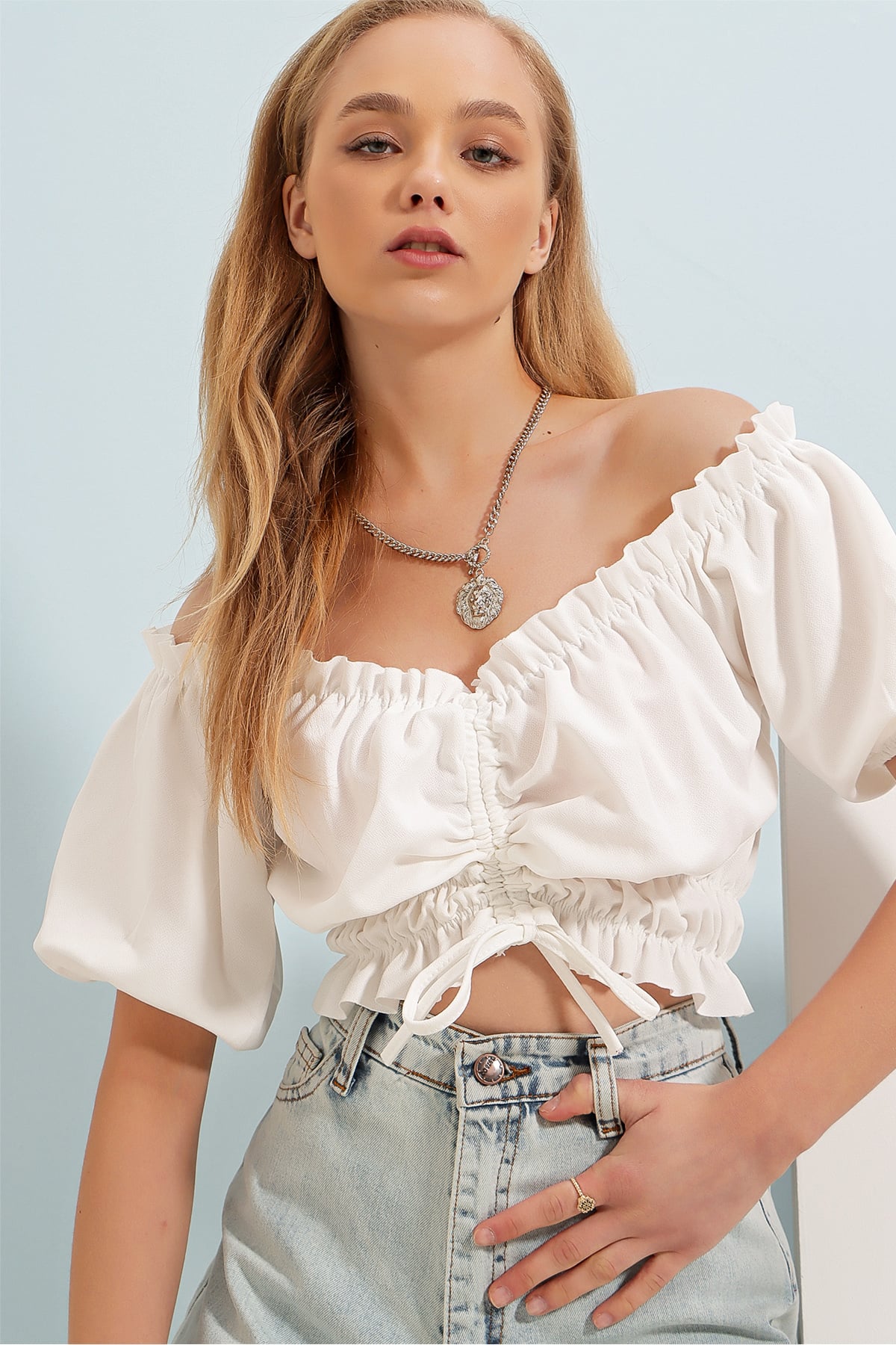 Madonna Yaka Beli Ve Kolları Lastikli Önü Büzgülü Crop Dokuma Bluz - BEYAZ