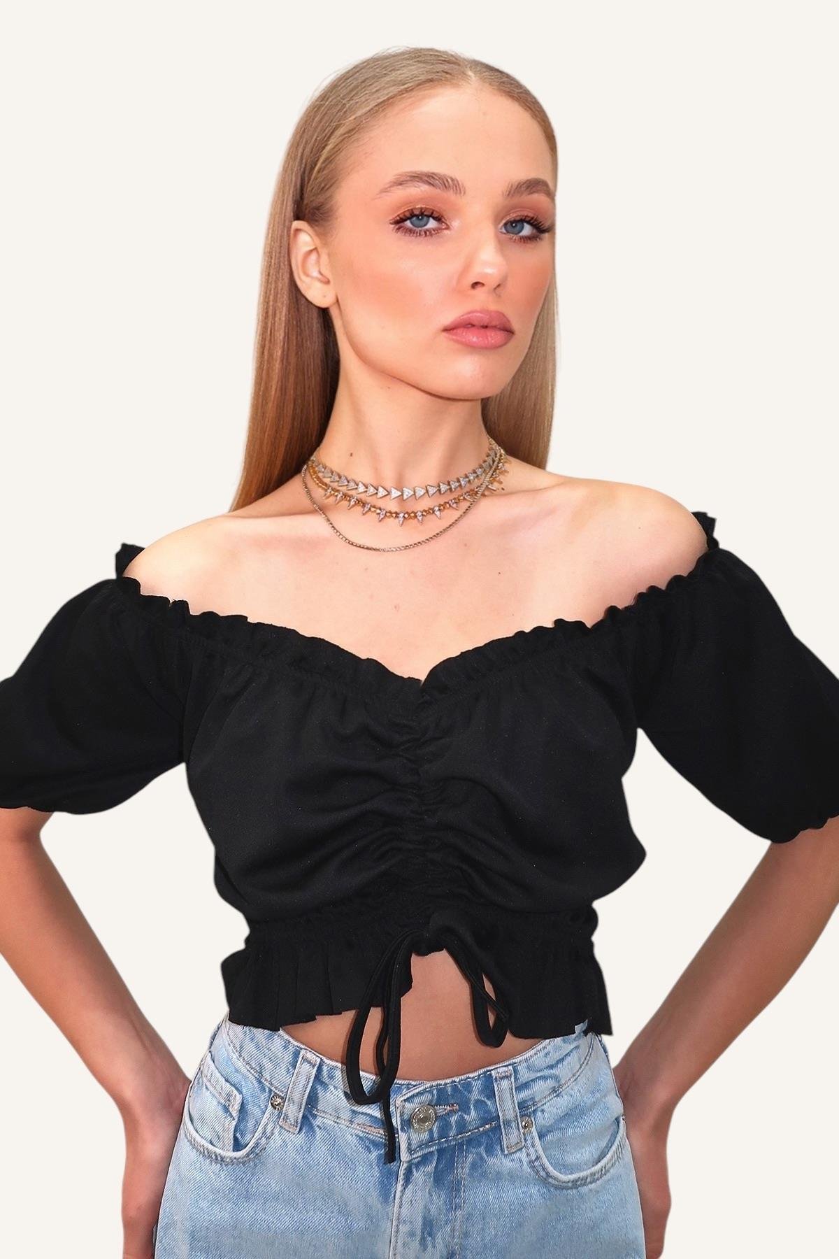 Madonna Yaka Beli Ve Kolları Lastikli Önü Büzgülü Crop Dokuma Bluz - Siyah