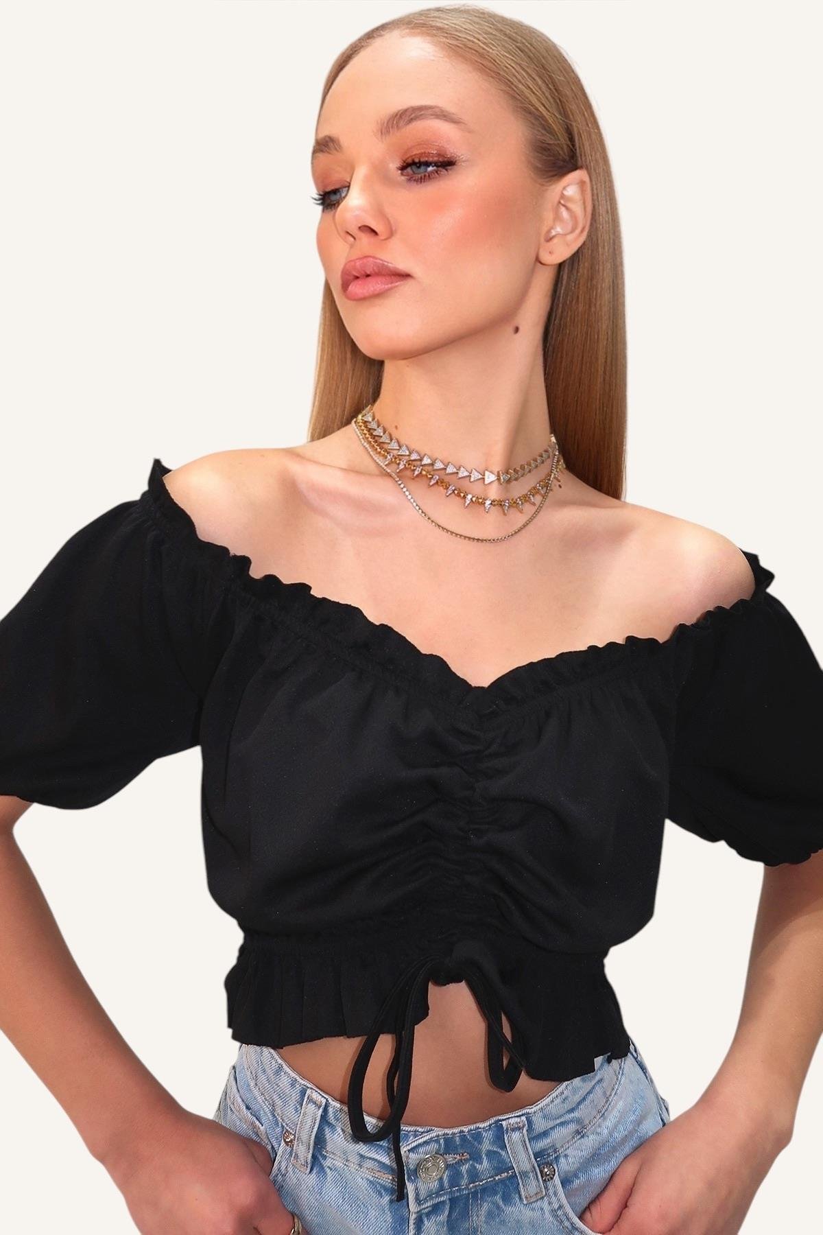 Madonna Yaka Beli Ve Kolları Lastikli Önü Büzgülü Crop Dokuma Bluz - Siyah