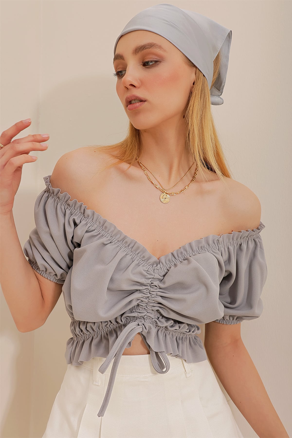 Madonna Yaka Beli Ve Kolları Lastikli Önü Büzgülü Crop Dokuma Bluz - Gri