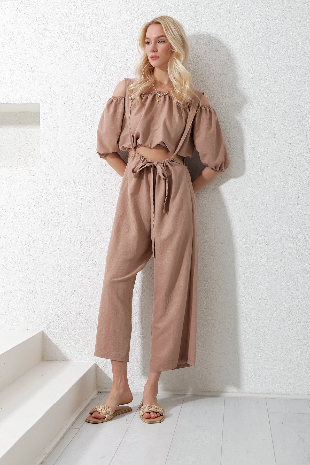 Madonna Yaka Crop Bluz Ve Ayarlanabilir Askılı Salopet İkili Takım - Camel