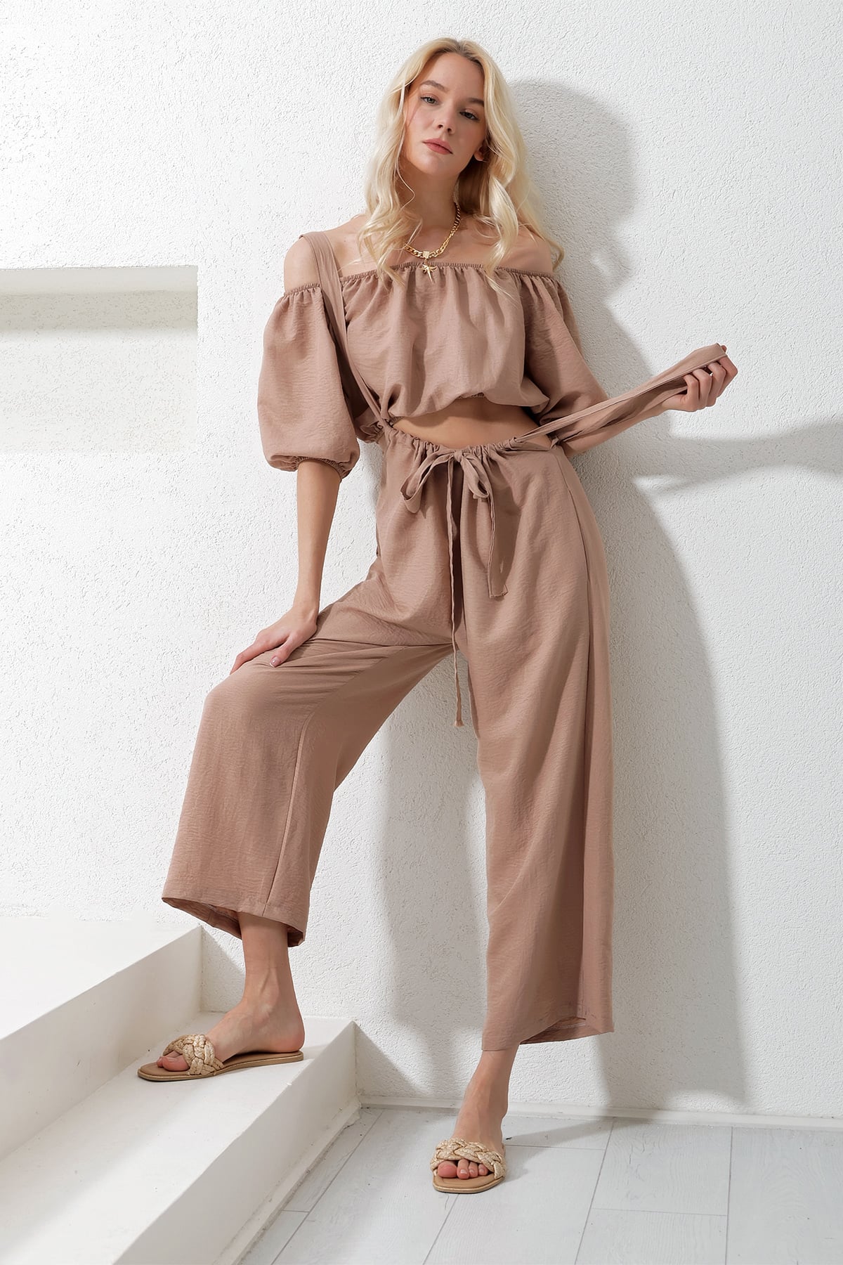 Madonna Yaka Crop Bluz Ve Ayarlanabilir Askılı Salopet İkili Takım - Camel