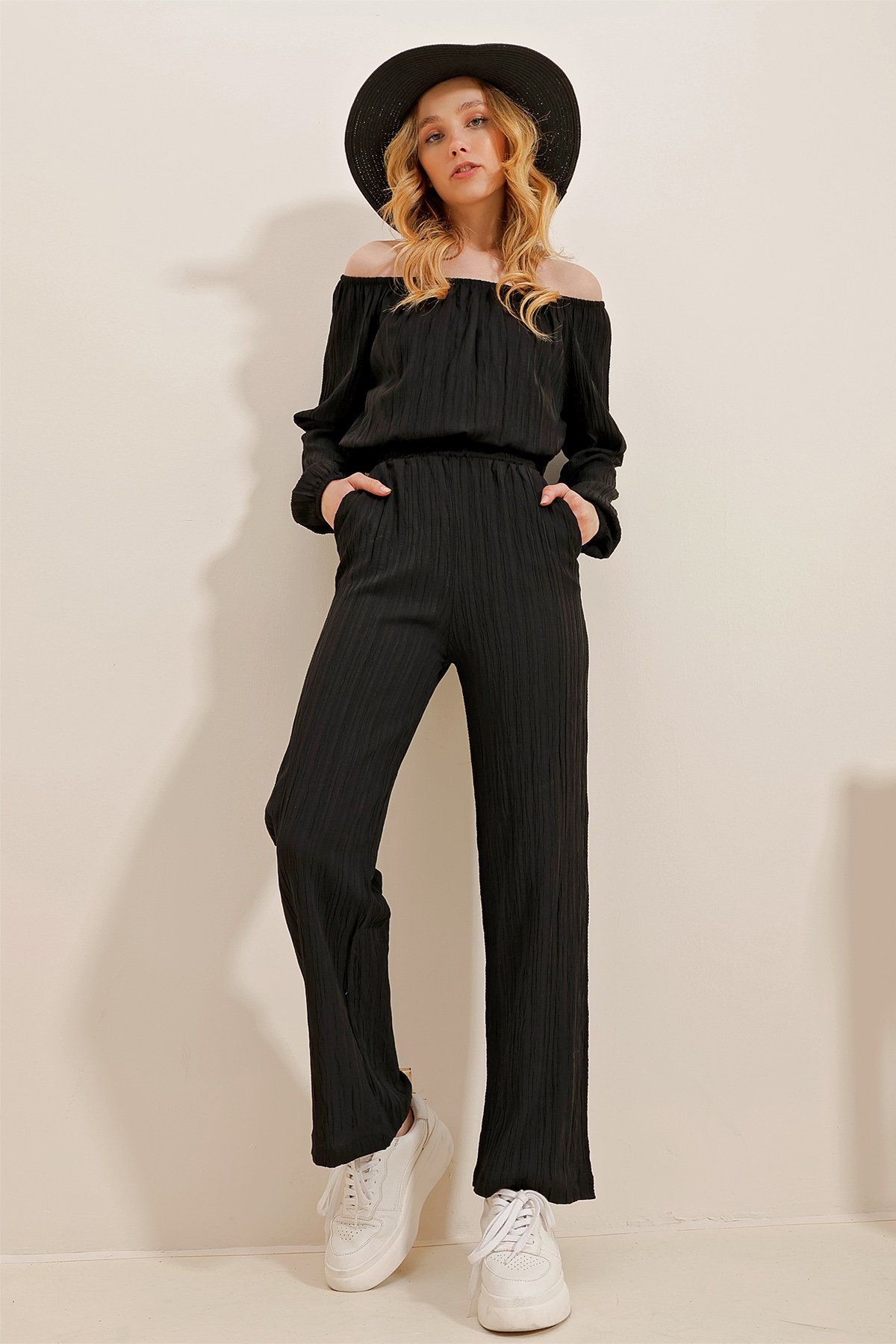 Madonna Yaka Crop Bluz Ve Pantolonlu İkili Takım - Siyah