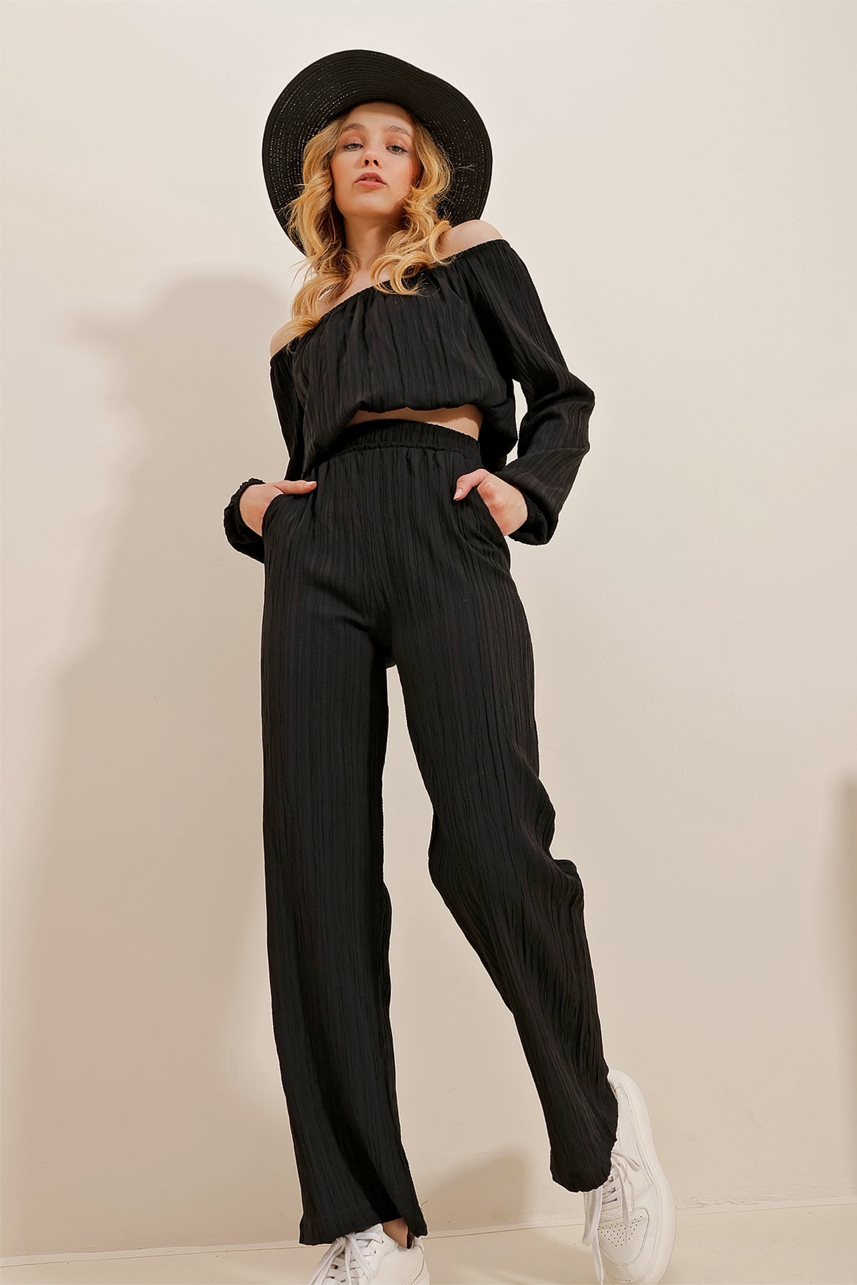 Madonna Yaka Crop Bluz Ve Pantolonlu İkili Takım - Siyah