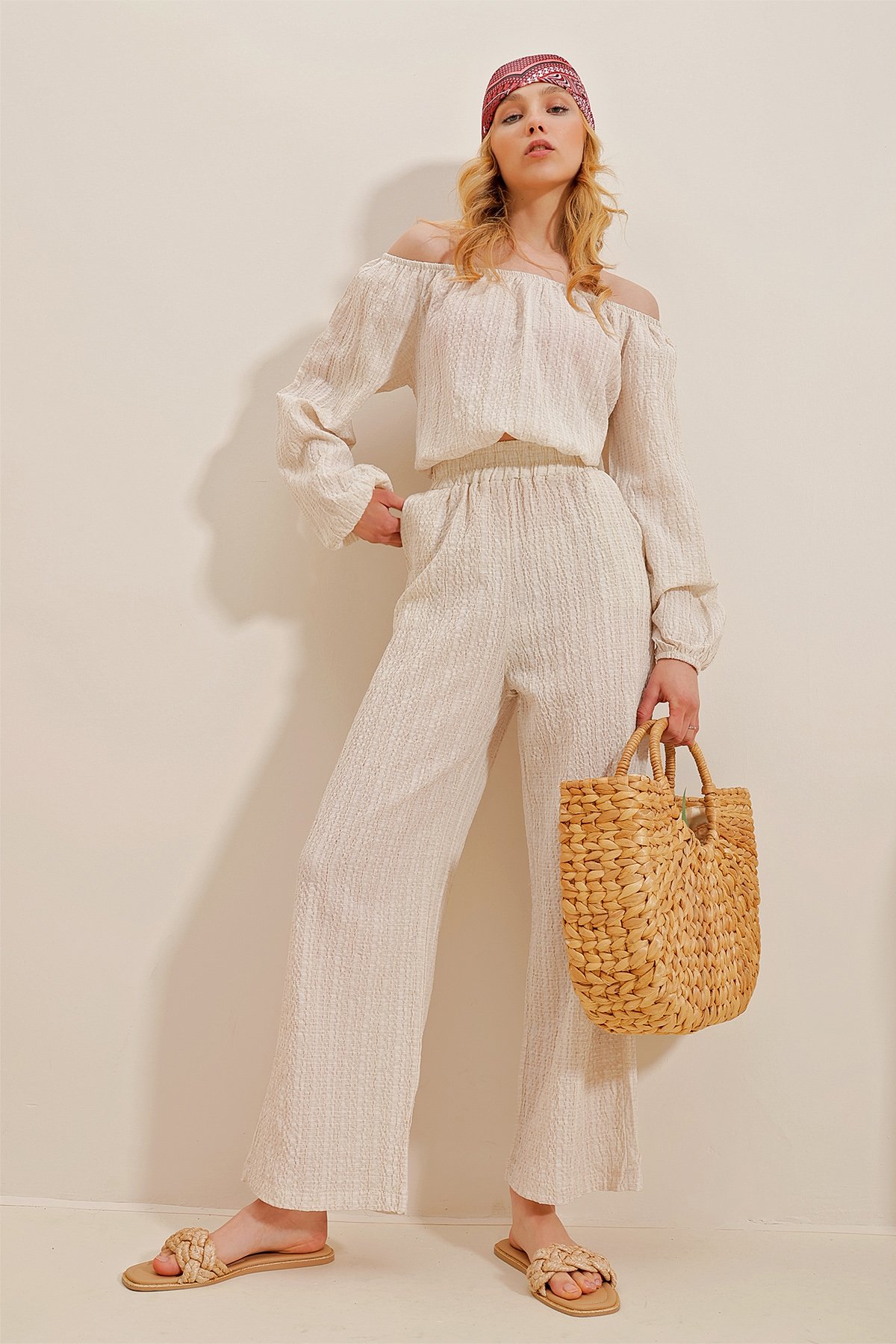 Madonna Yaka Crop Bluz Ve Pantolonlu İkili Takım - Bej