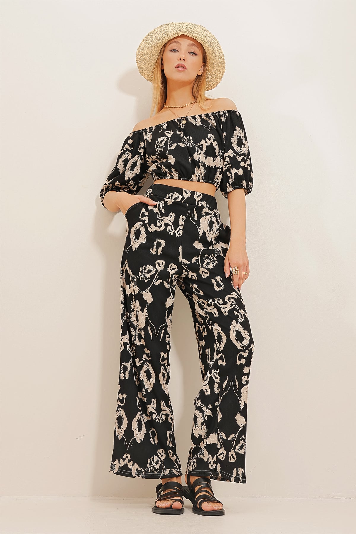 Madonna Yaka Crop Üst Ve Pantolon Takım - Siyah