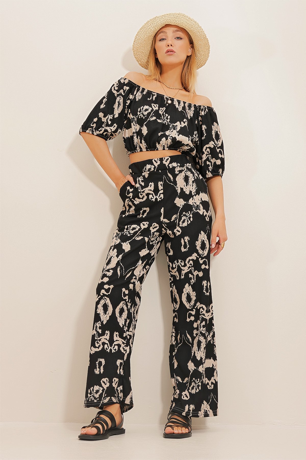 Madonna Yaka Crop Üst Ve Pantolon Takım - Siyah