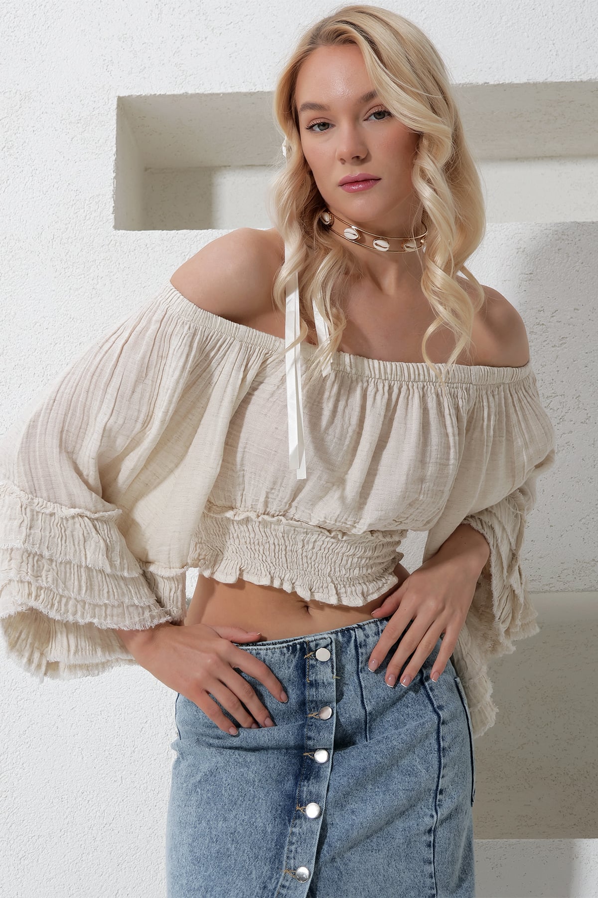 Madonna Yaka Kolları Volanlı Müslin Crop Bluz - Krem