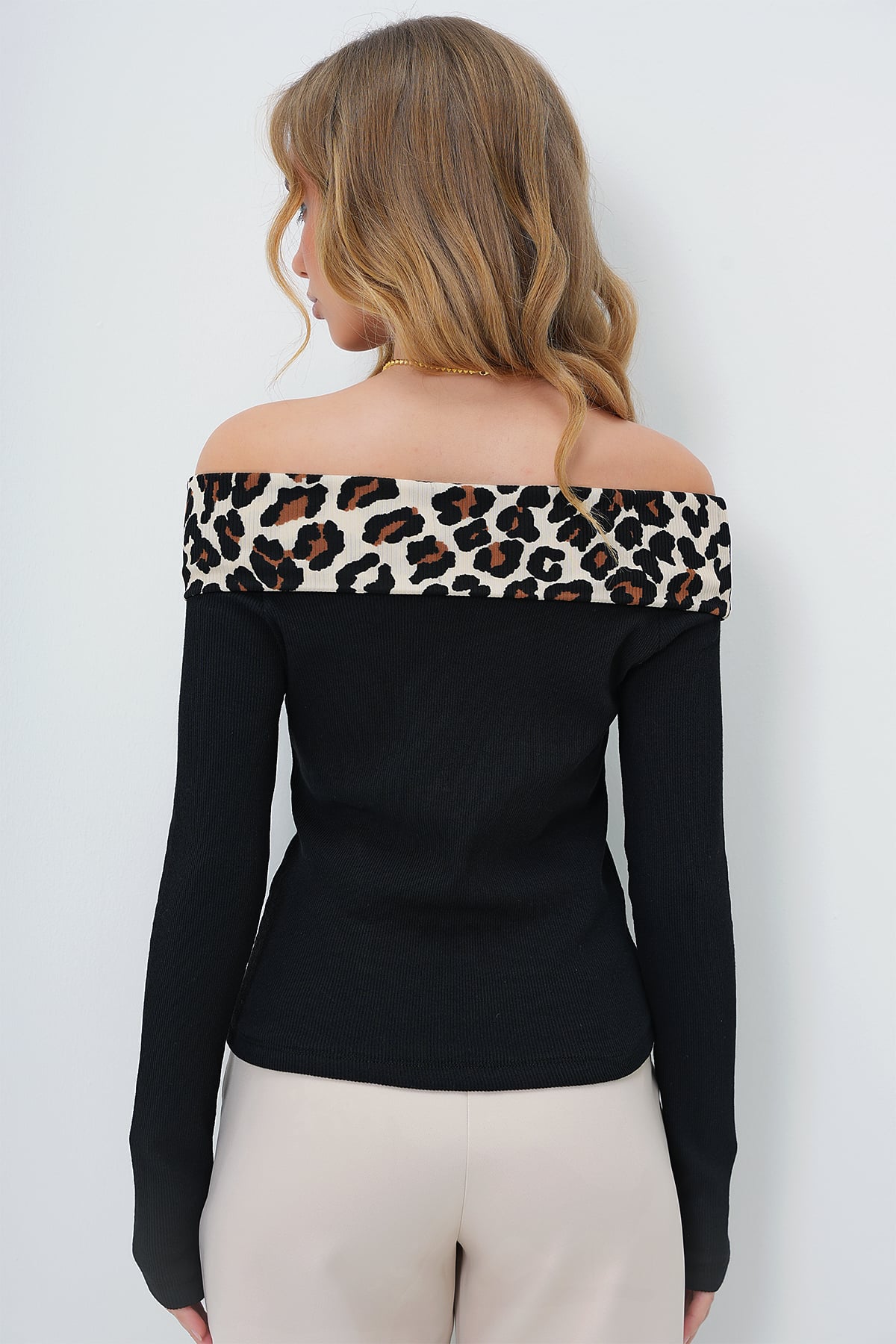 MADONNA YAKA LEOPAR DESENLİ BLUZ - SİYAH