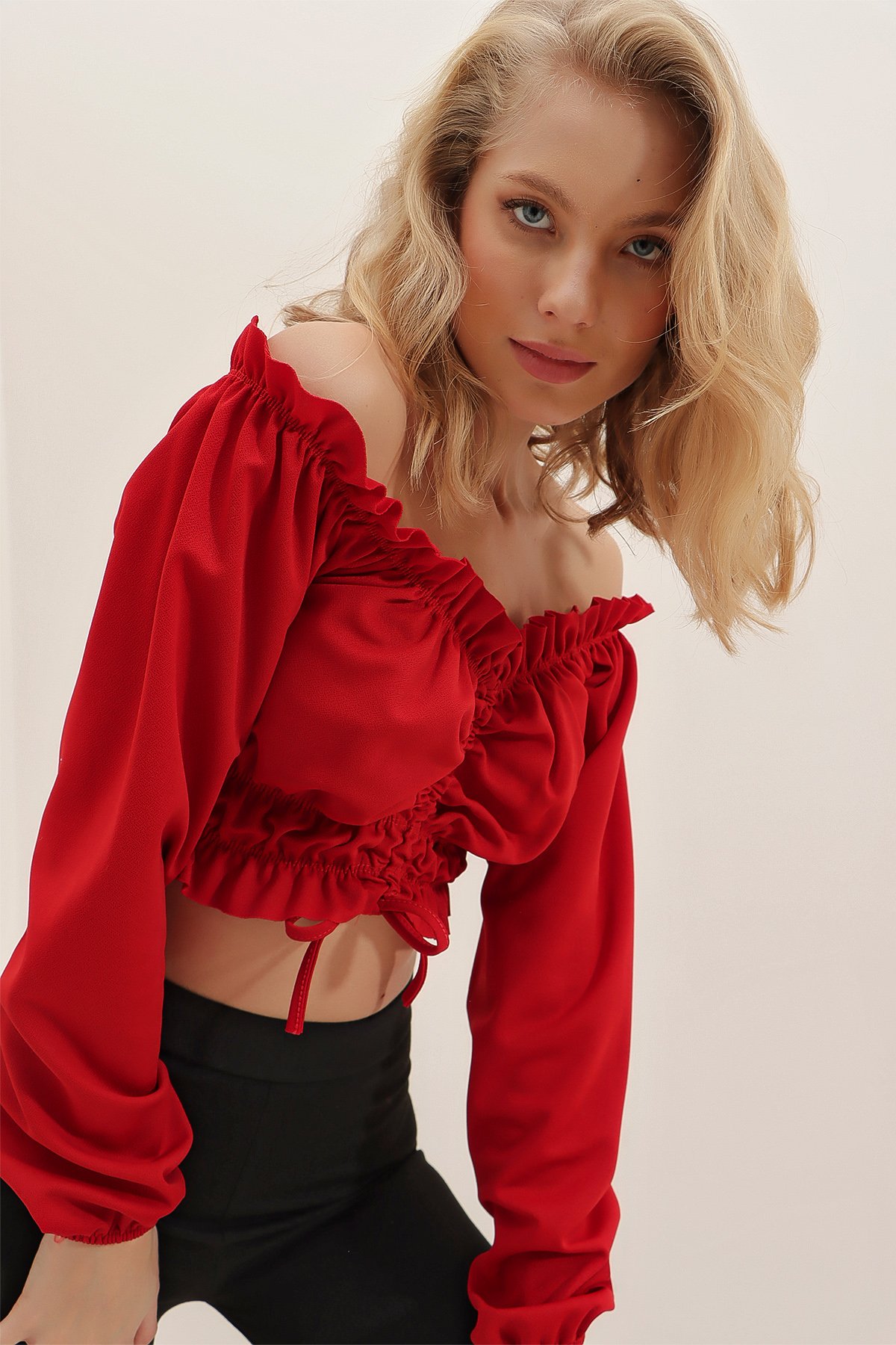 Madonna Yaka Omuz Dekolteli Önü Büzgülü Crop Bluz - Kırmızı