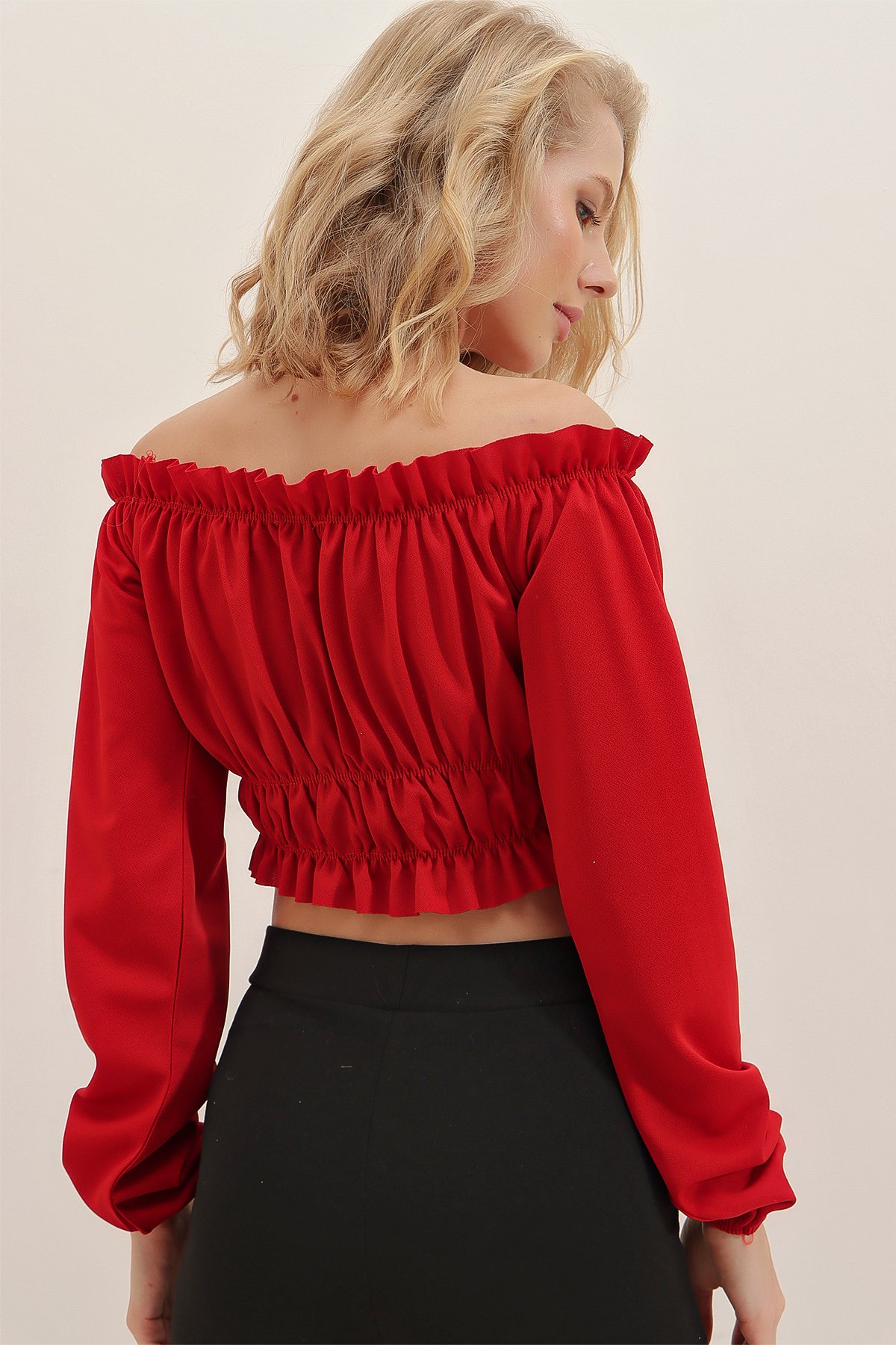 Madonna Yaka Omuz Dekolteli Önü Büzgülü Crop Bluz - Kırmızı