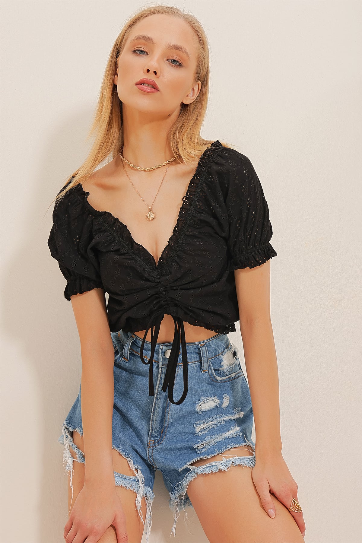 Madonna Yaka Önü Büzgülü Fisto Crop Bluz - Siyah