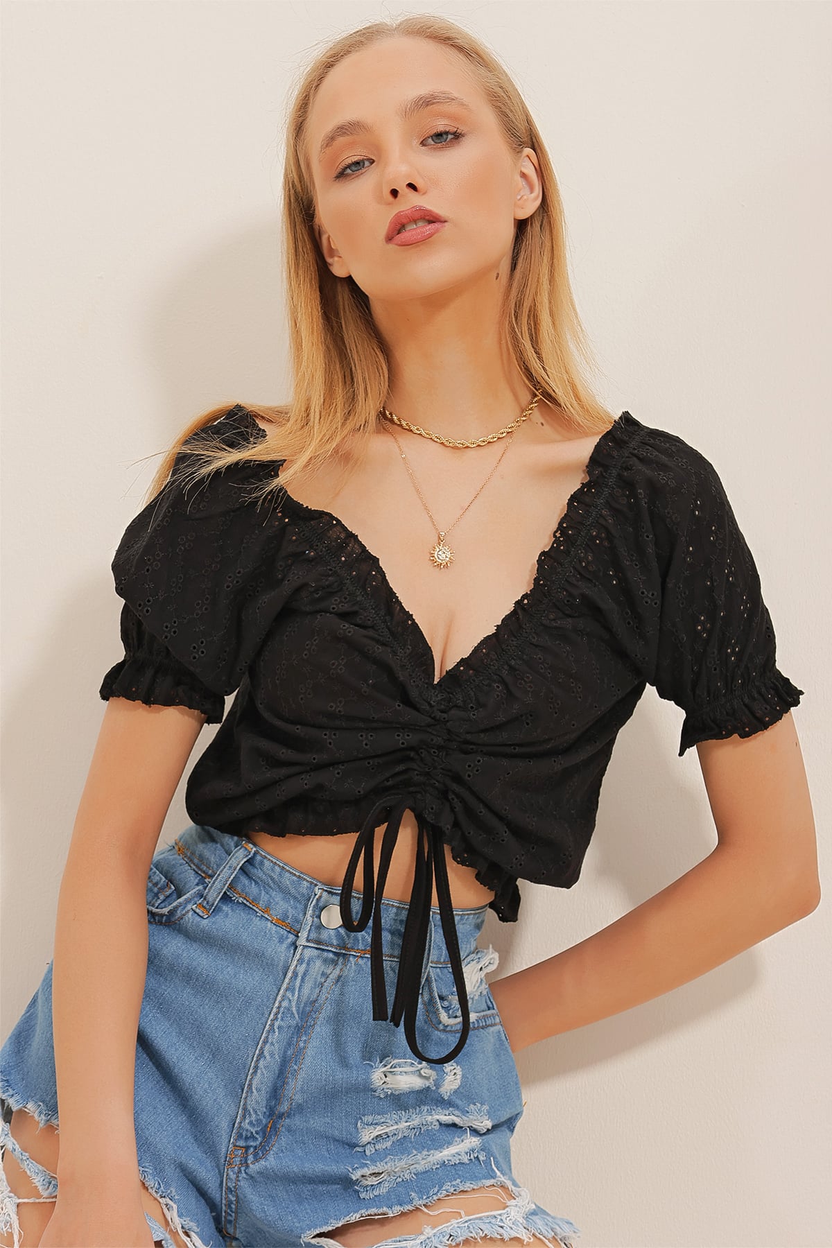 Madonna Yaka Önü Büzgülü Fisto Crop Bluz - Siyah