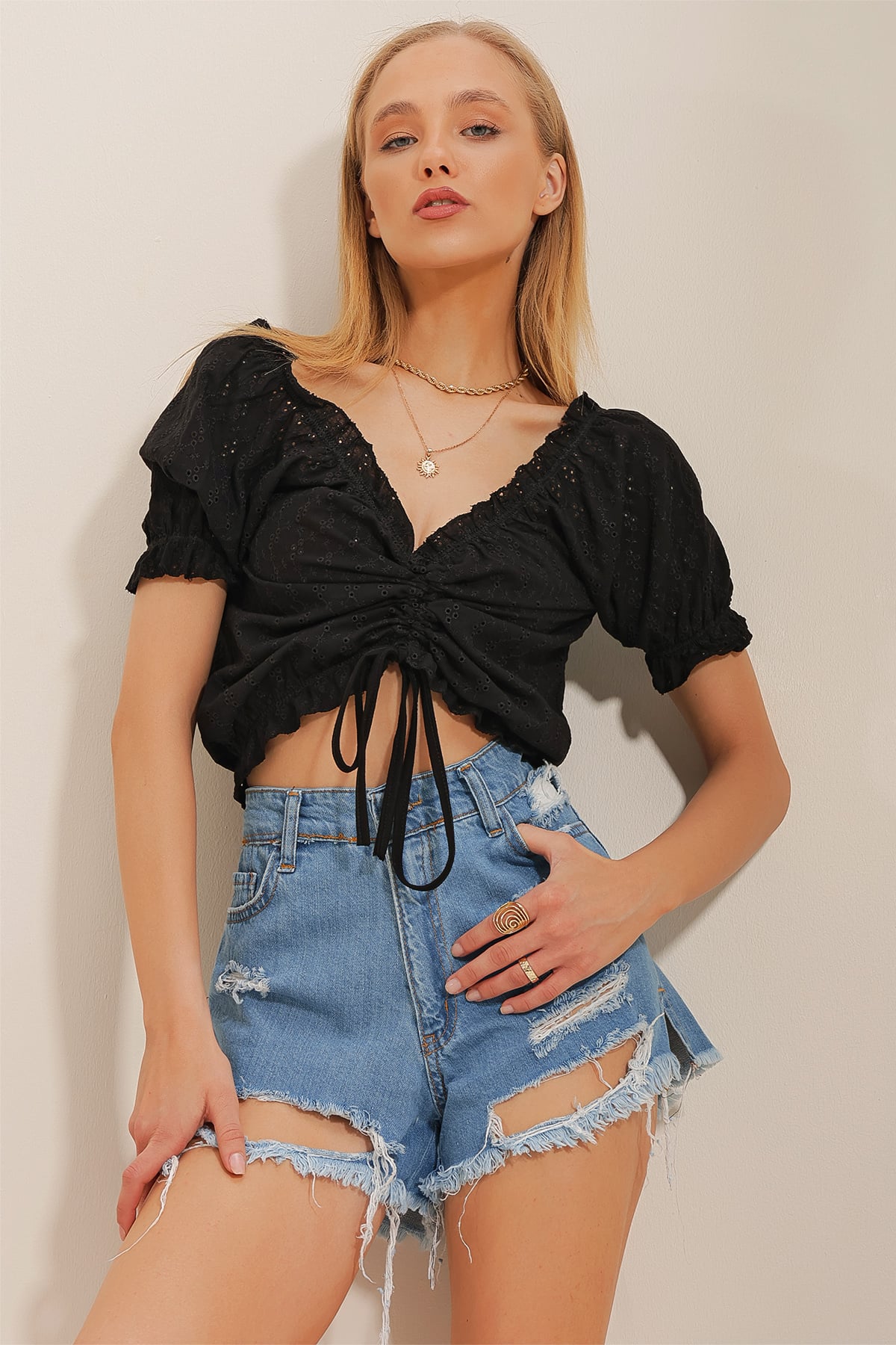 Madonna Yaka Önü Büzgülü Fisto Crop Bluz - Siyah