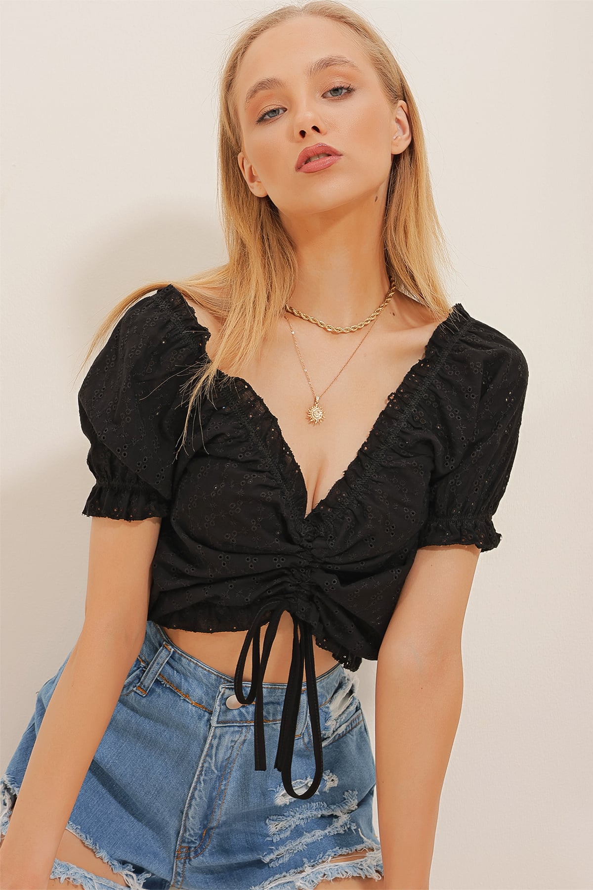 Madonna Yaka Önü Büzgülü Fisto Crop Bluz - Siyah