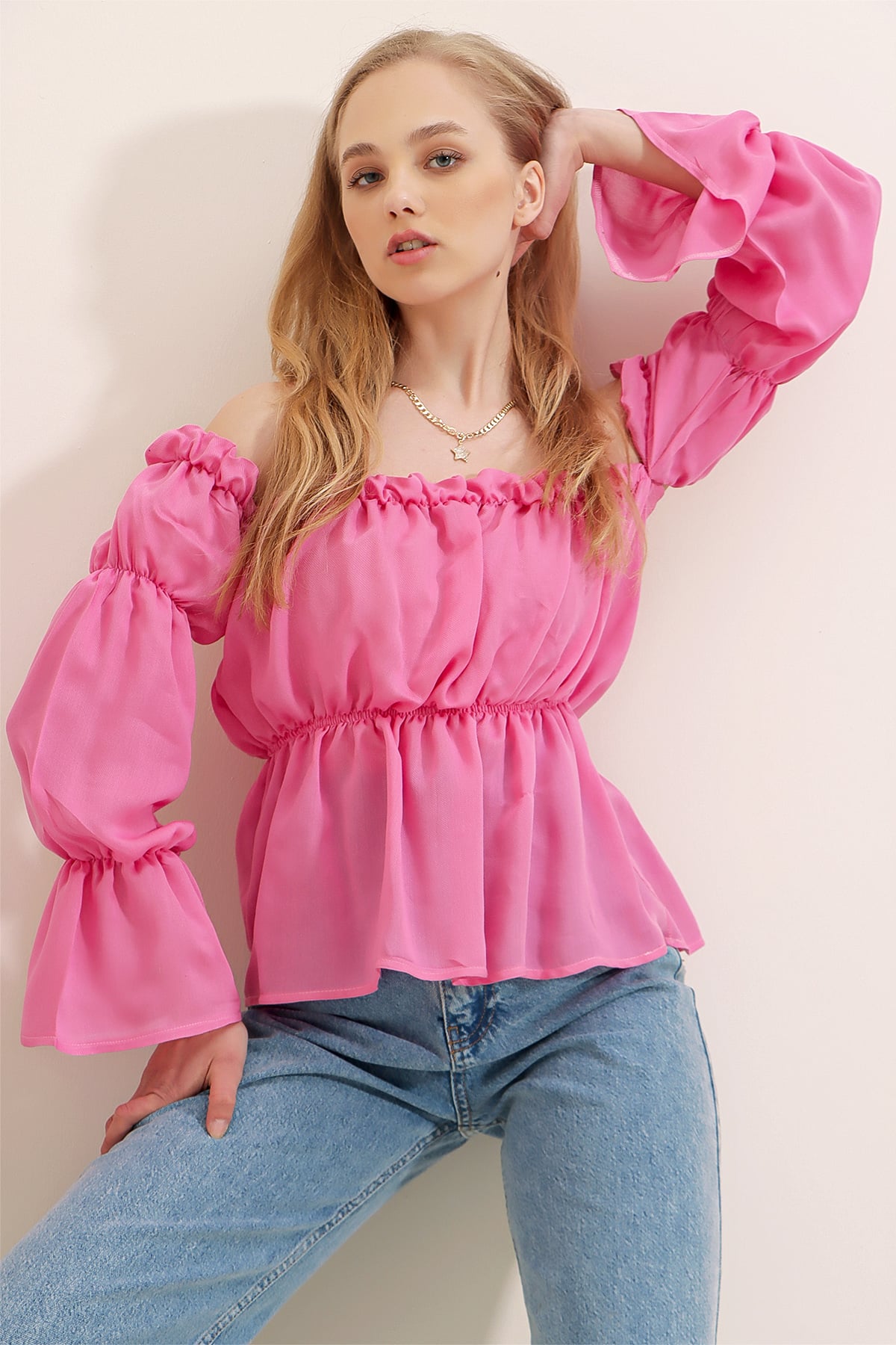 Madonna Yaka Önü Büzgülü Ve Lastikli Örme Bluz - Şeker Pembe