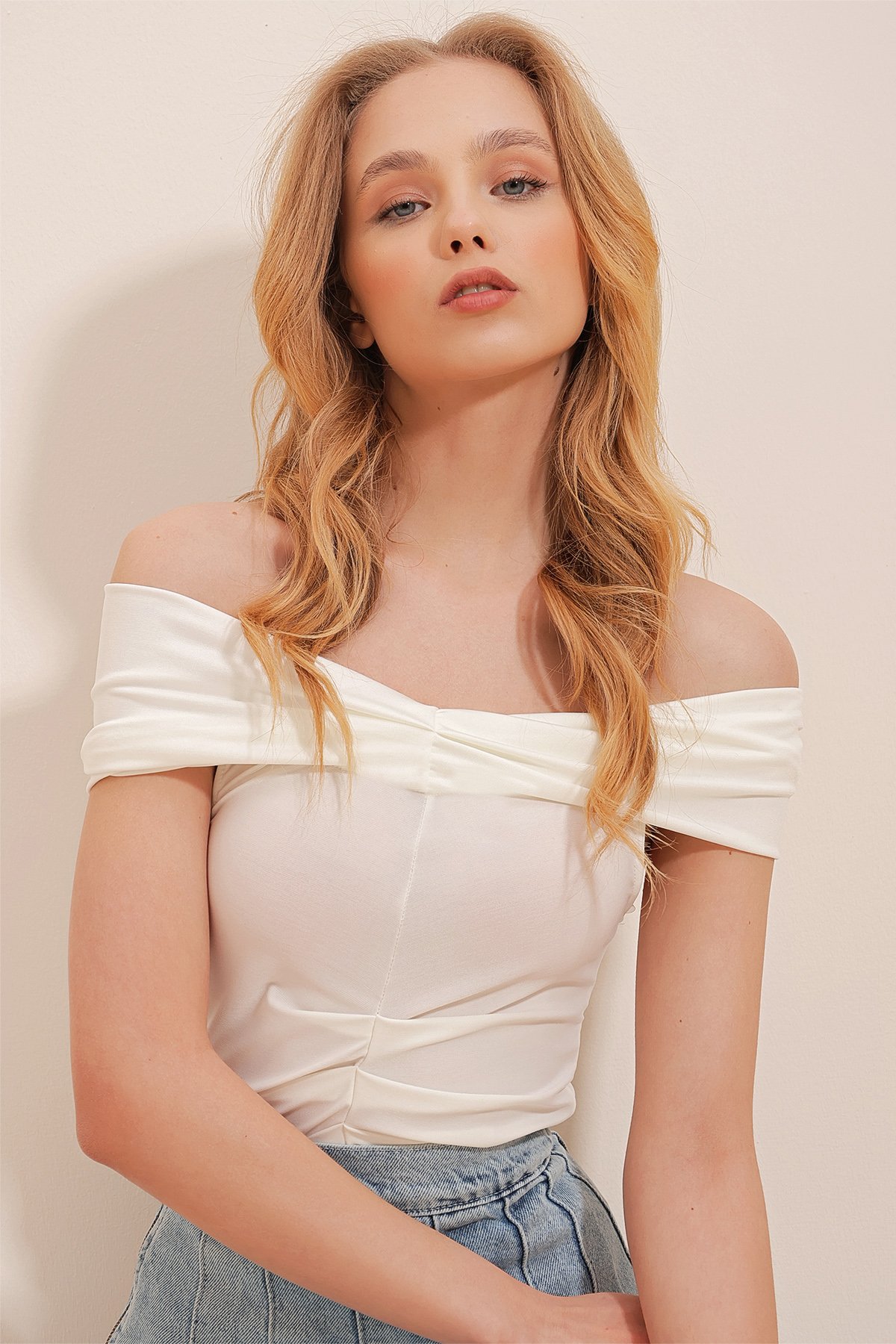 Madonna Yaka Önü Drapeli Crop Sandy Bluz - EKRU