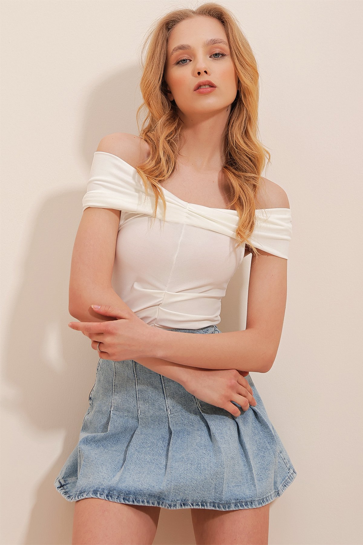 Madonna Yaka Önü Drapeli Crop Sandy Bluz - EKRU