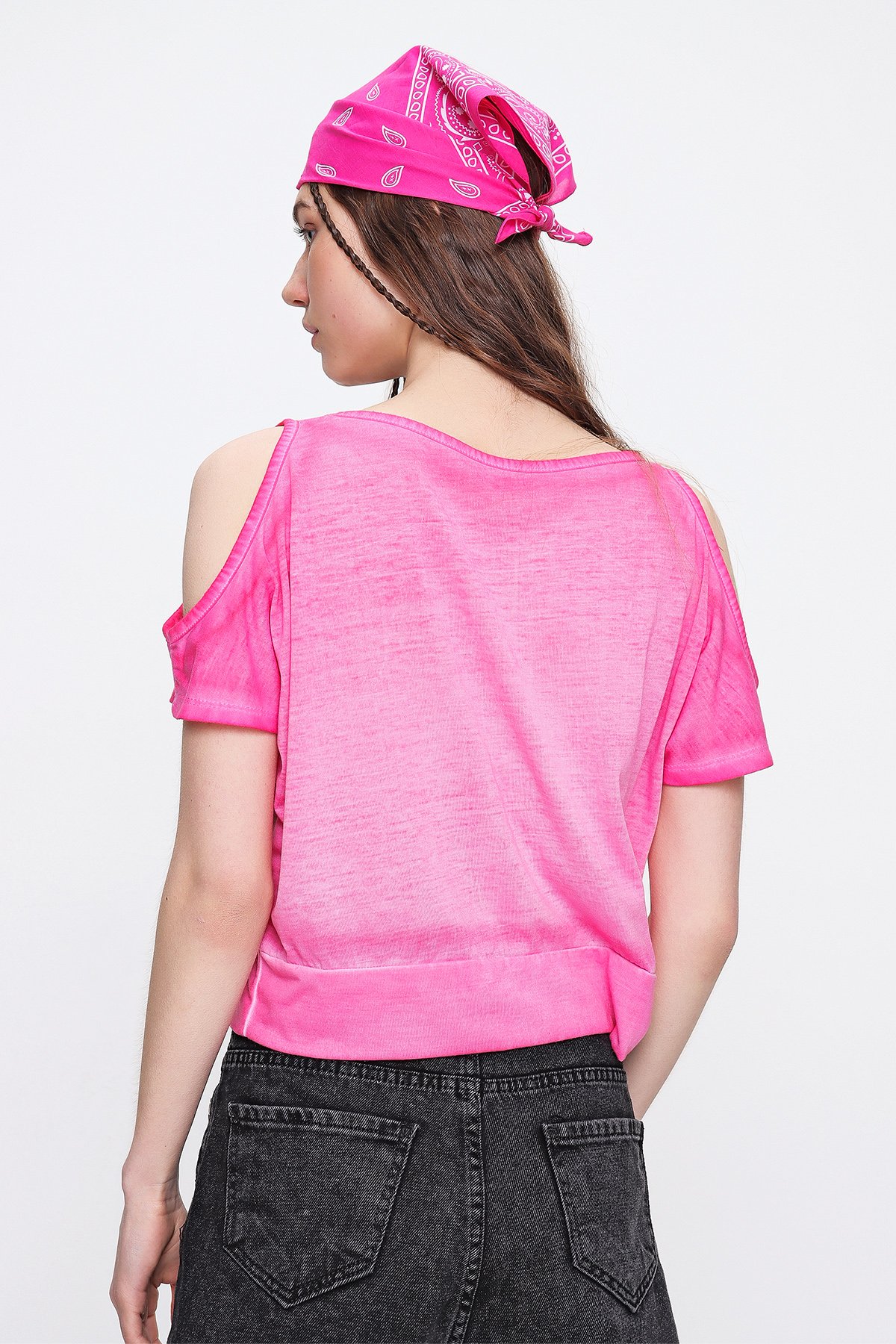 Omuz Dekolteli Baskılı Yıkamalı Crop T-Shirt - Fuşya