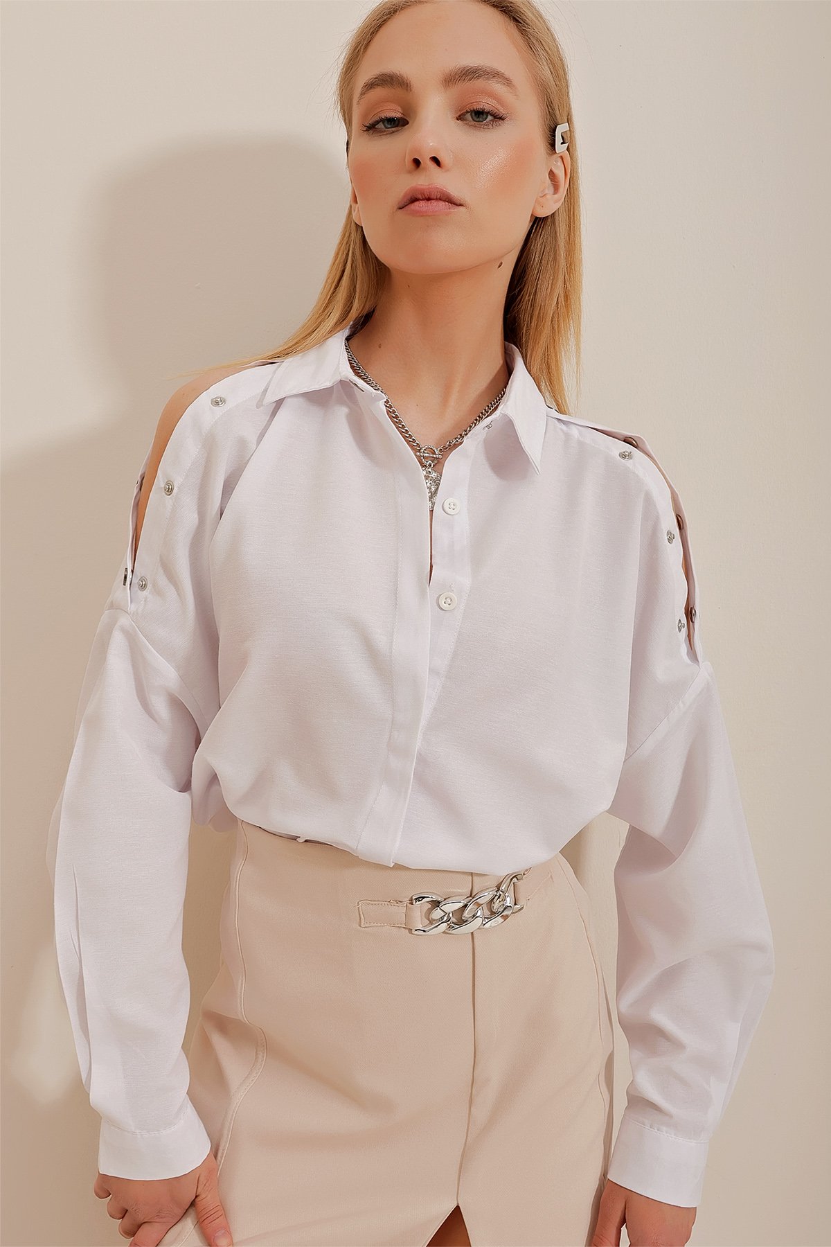 Omuzları Çıtçıtlı Gizli Patlı Oversize Gömlek - Beyaz