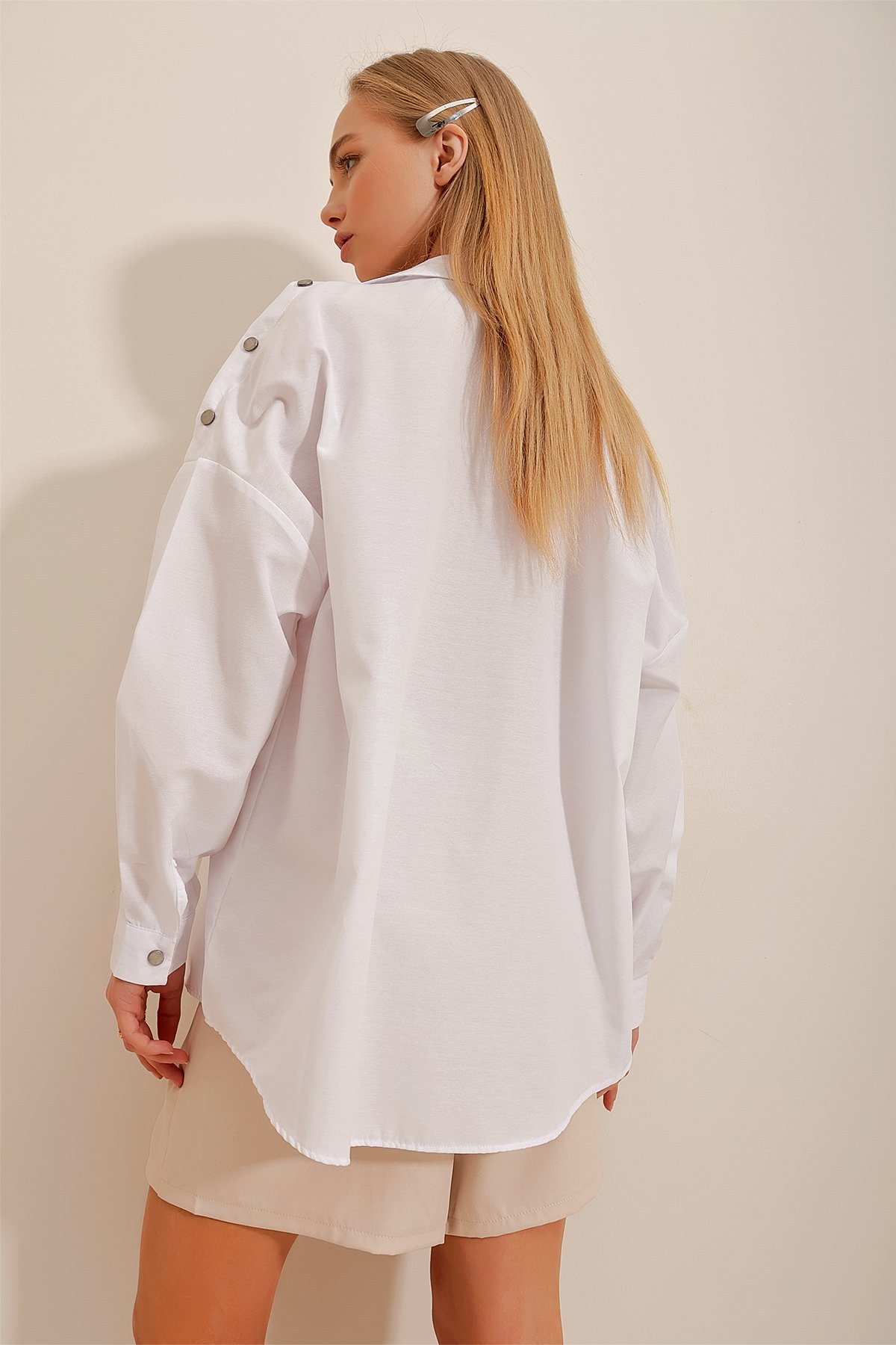 Omuzları Çıtçıtlı Gizli Patlı Oversize Gömlek - Beyaz