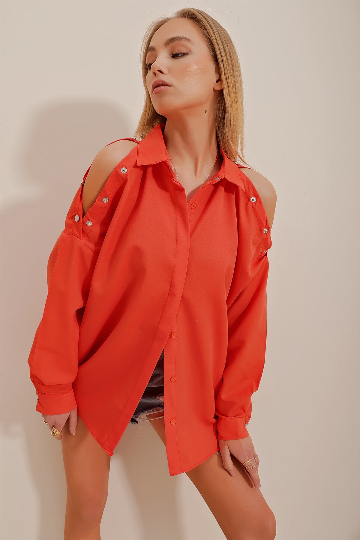 Omuzları Çıtçıtlı Gizli Patlı Oversize Gömlek - Turuncu