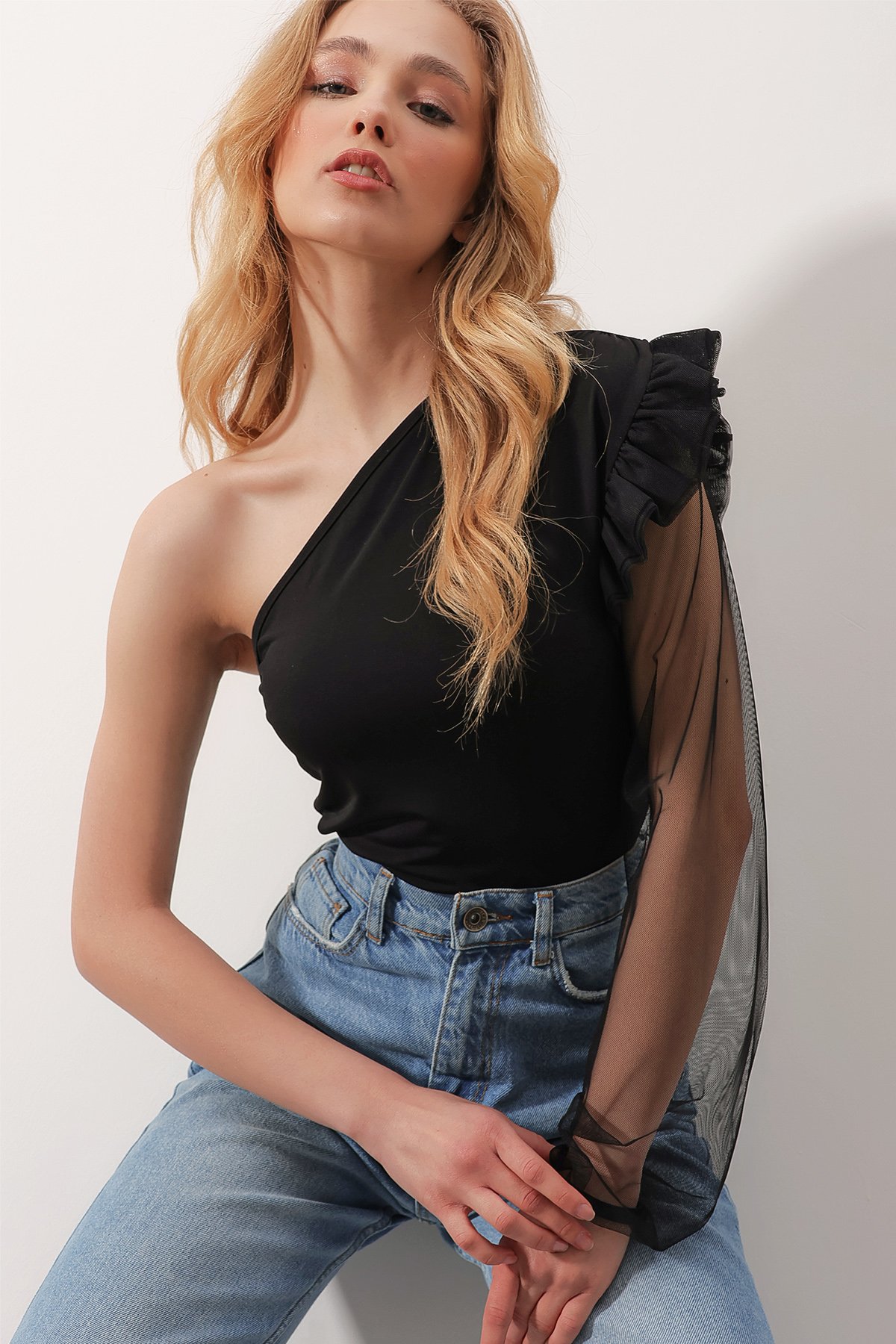 Omzu Fırfırlı Tül Transparan Detaylı Alttan Çıtçıtlı Bodycon Bluz - Siyah