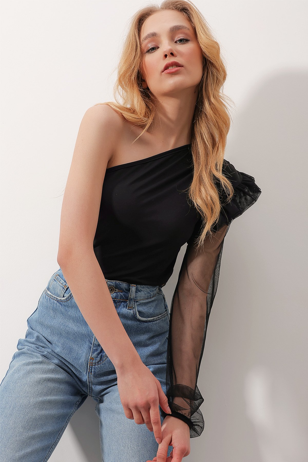 Omzu Fırfırlı Tül Transparan Detaylı Alttan Çıtçıtlı Bodycon Bluz - Siyah